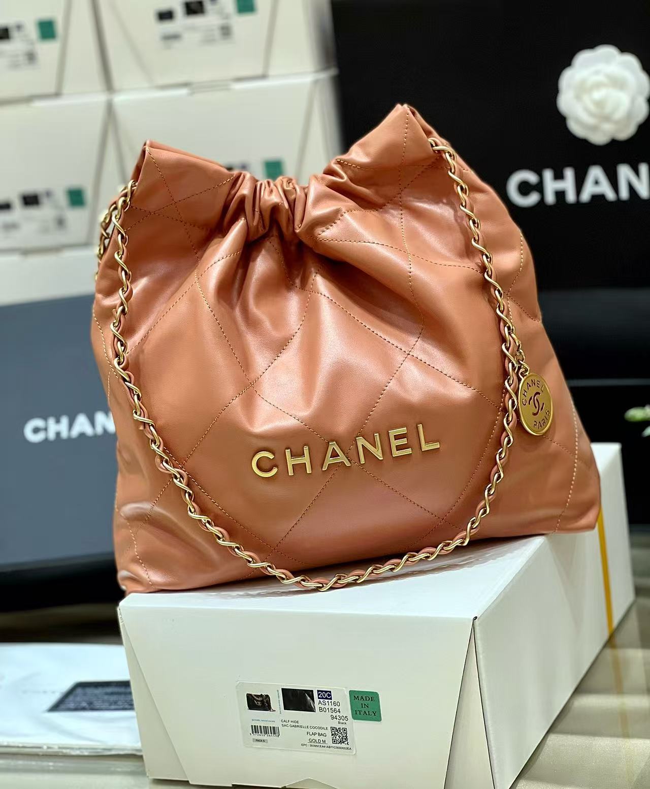 The new color of 22k garbage bags is the most popular series worth buying this season,Non-color aberration black leather with gun color hardware, it's perfect number AS3260 Size 35x37x7cm