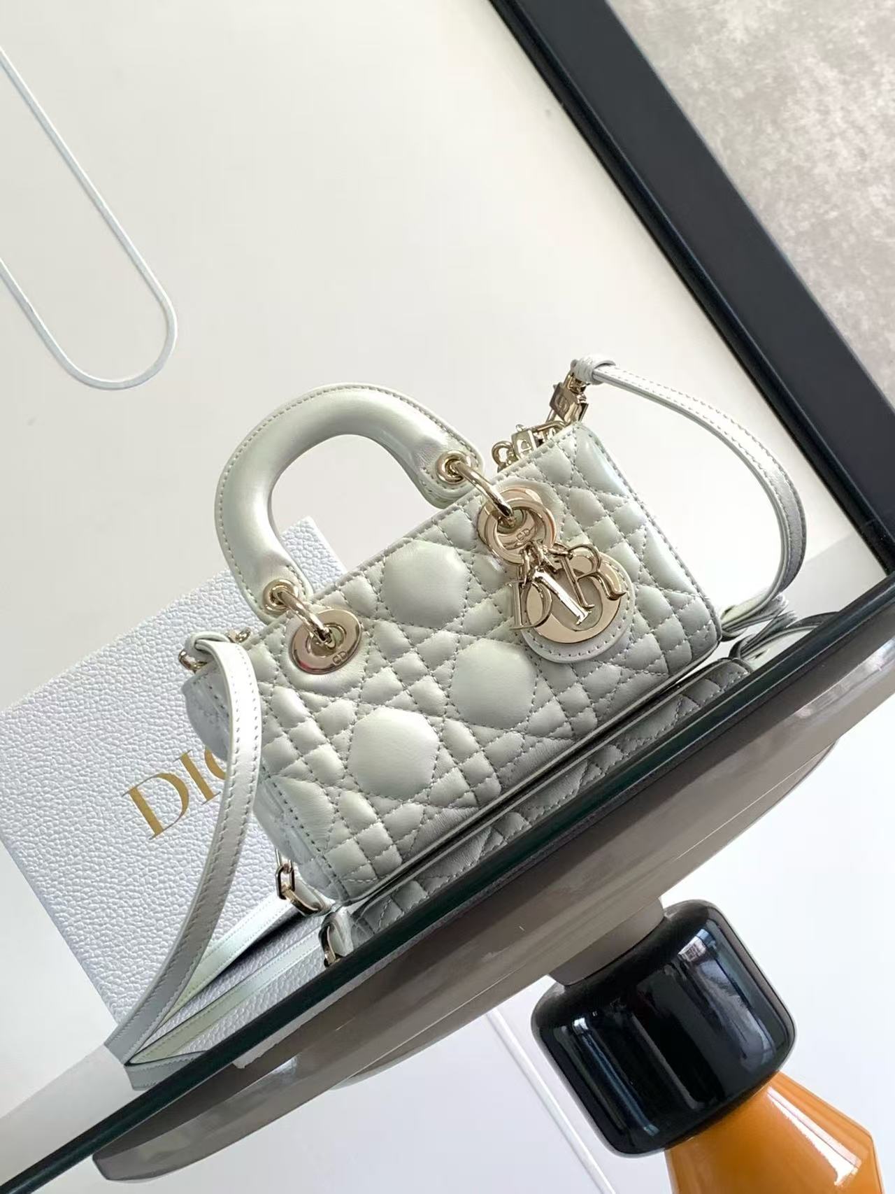 Mini spot‼ ️ D-Joy bag sheepskin has a very fashionable retro feel. It is definitely the ceiling in lady in any occasion. Size; 16*5.5*10cm