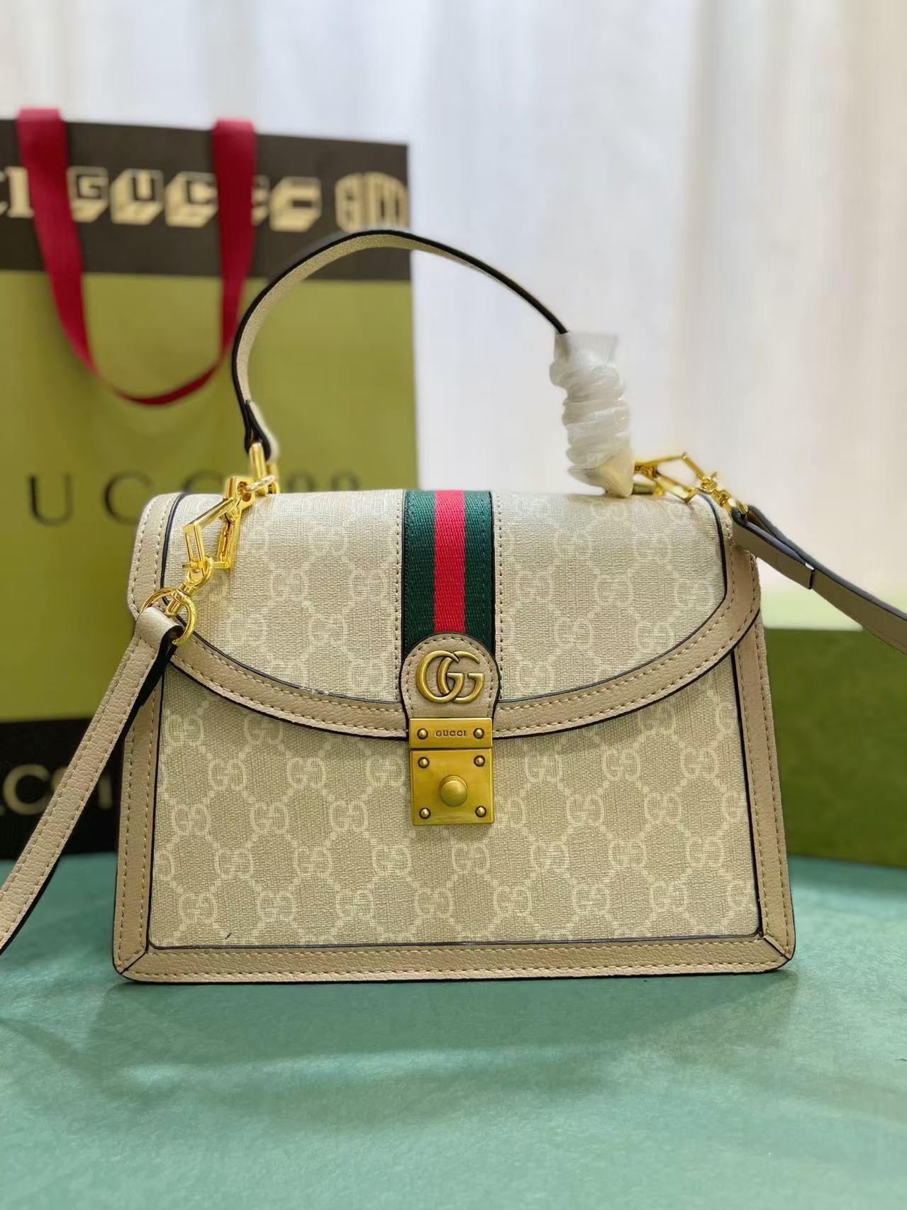 Gucci handbags are made of brand’s iconic double G pattern canvas. Model: 651055 Color: Rice glue Oat Color Size: 25×17.5×7cm