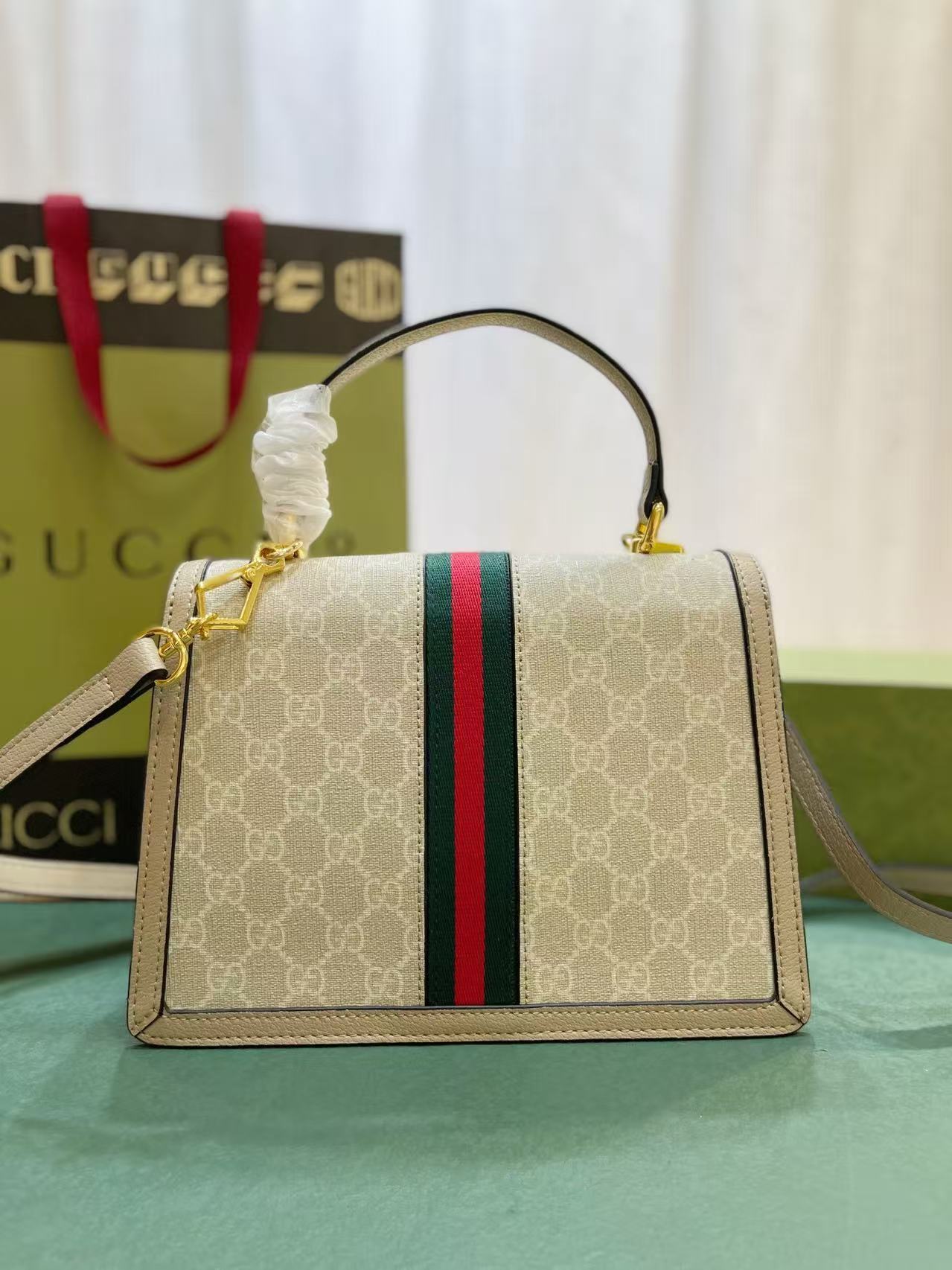 Gucci handbags are made of brand’s iconic double G pattern canvas. Model: 651055 Color: Rice glue Oat Color Size: 25×17.5×7cm