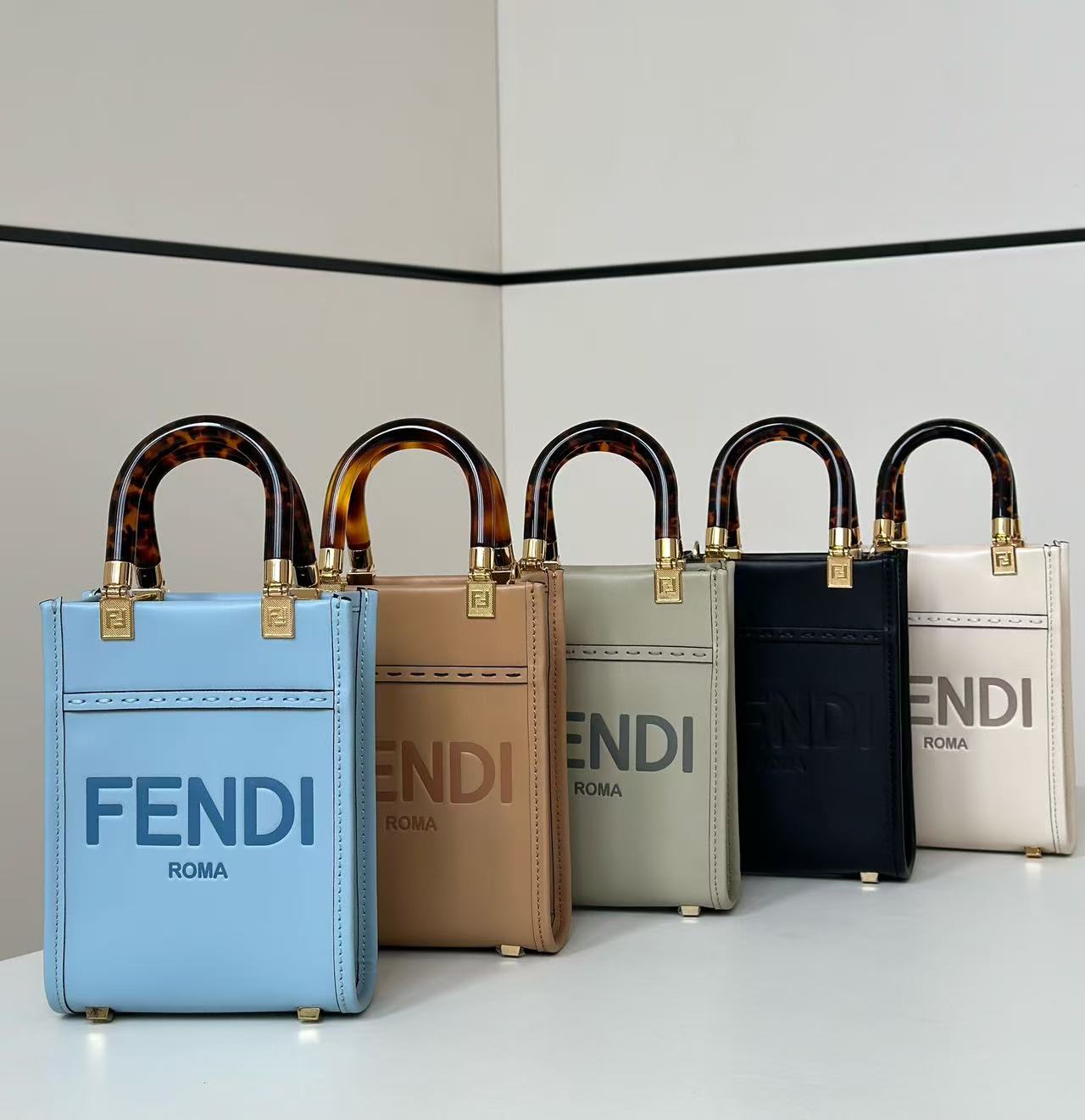 2025 hot small bags are shipped~ All cowhide with amber handle with high appearance and good match# size 13×6×18cm shoulder strap hanging decorations also have a matching number: 8376 light gray