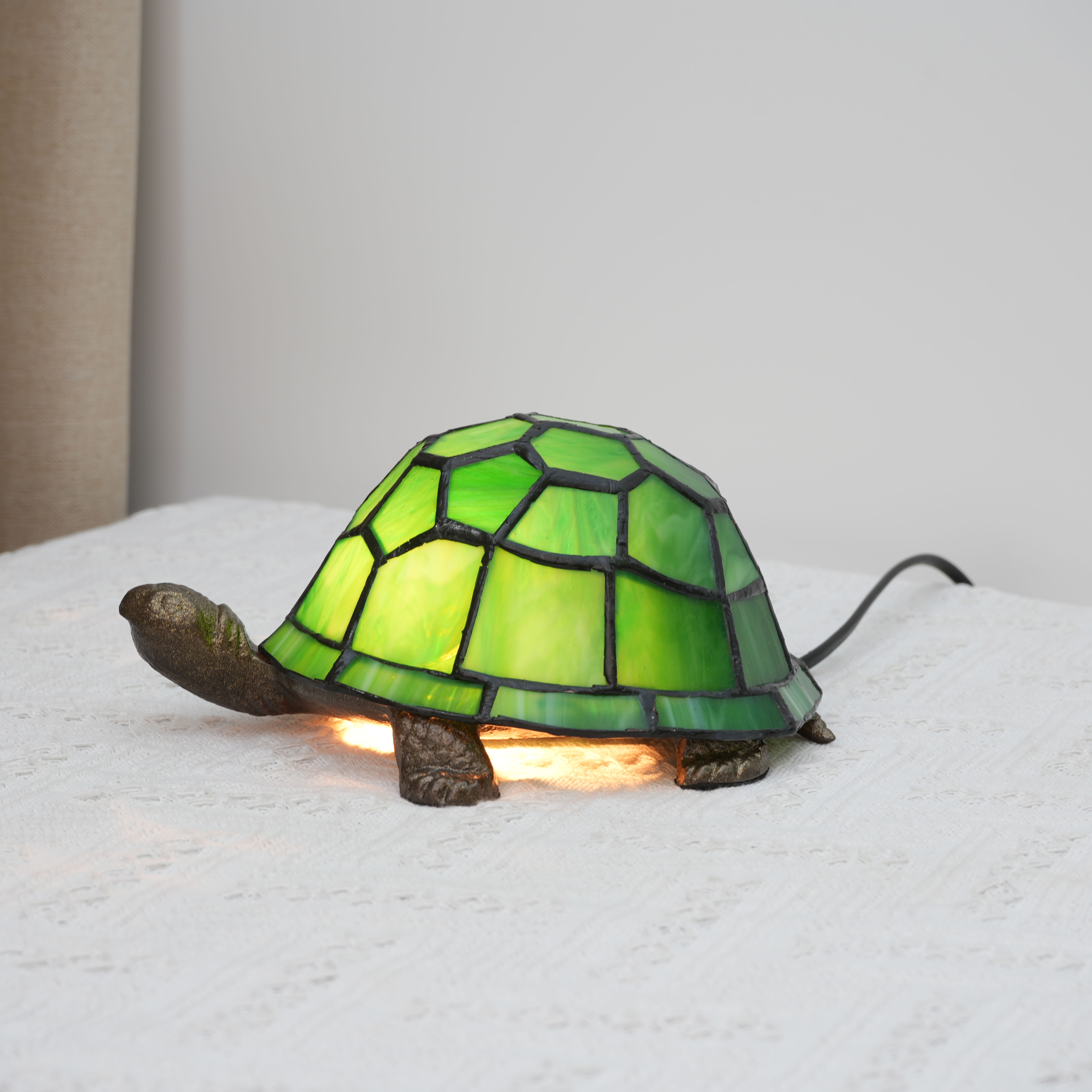 Blivuself Tiffany Stained glass Dark Green Mini Turtle Nightlight Bedroom Bedside Reading Light Dorm bar Warm Vintage style Mini Cute Kids Decor Unique Cute Cabin 4 inch Country nightstand light OFU1128