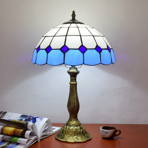Blivuself Tiffany Style Stained Glass European And American Retro Style Blue And White Lattice Design 12-Inch Lotus Logo Base Eye Protection Desk Lamp Suitable For Living Room, Study, Bedroom Nightstand, Desk, Restaurant, Bar And Other Furniture Decoration 12-Inch Blue And White Lattice Desk Lamp OFT805