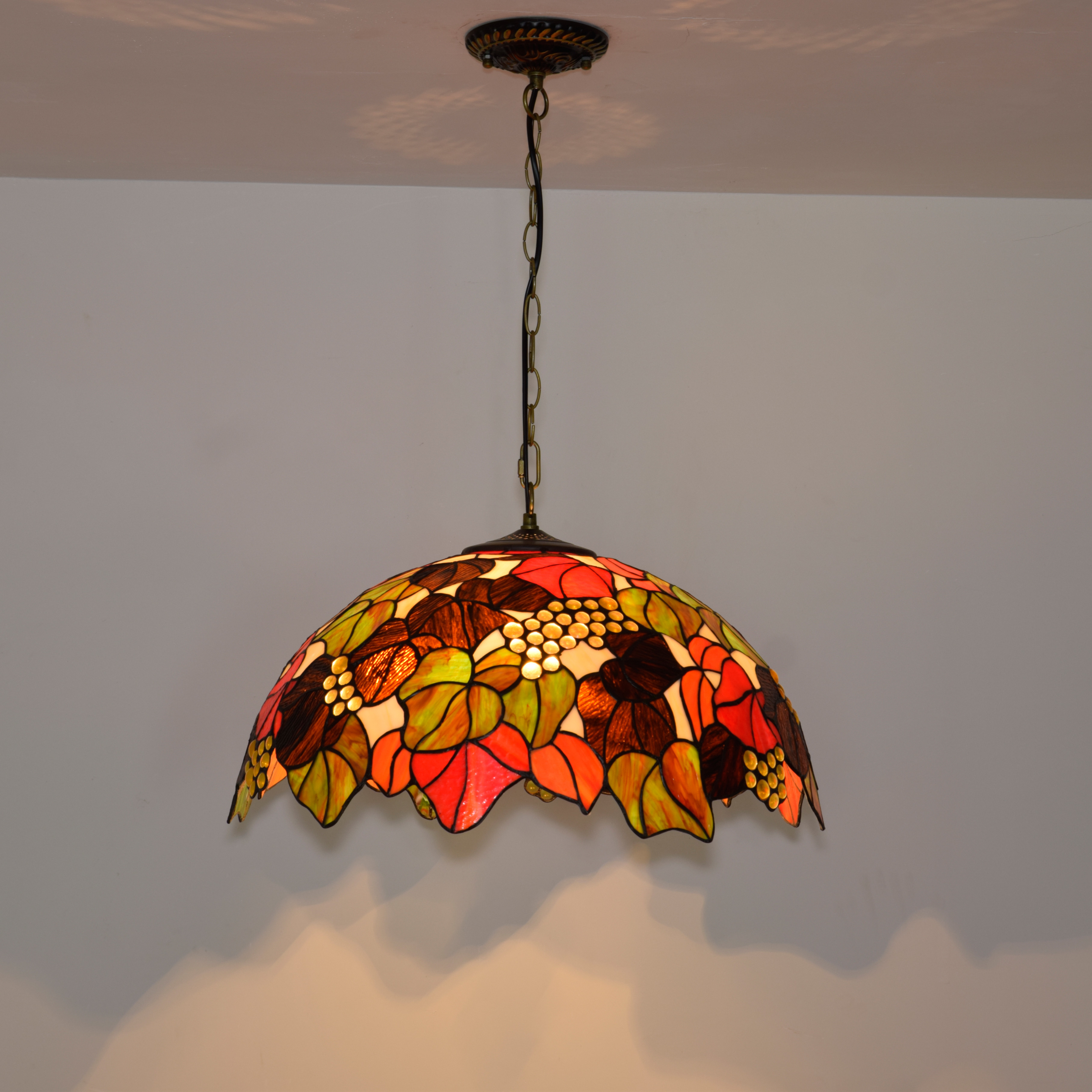 Blivuself  Tiffany Style Stained Glass 20-Inch Brown Downward Chandelier European And American Retro Style Suitable For Living Room, Dining Room, Bedroom, Bar And Other Indoor Home Decoration 20-Inch Maple Leaf Grape - Conventional Three-Lamp Chain Chandelier OFP1145