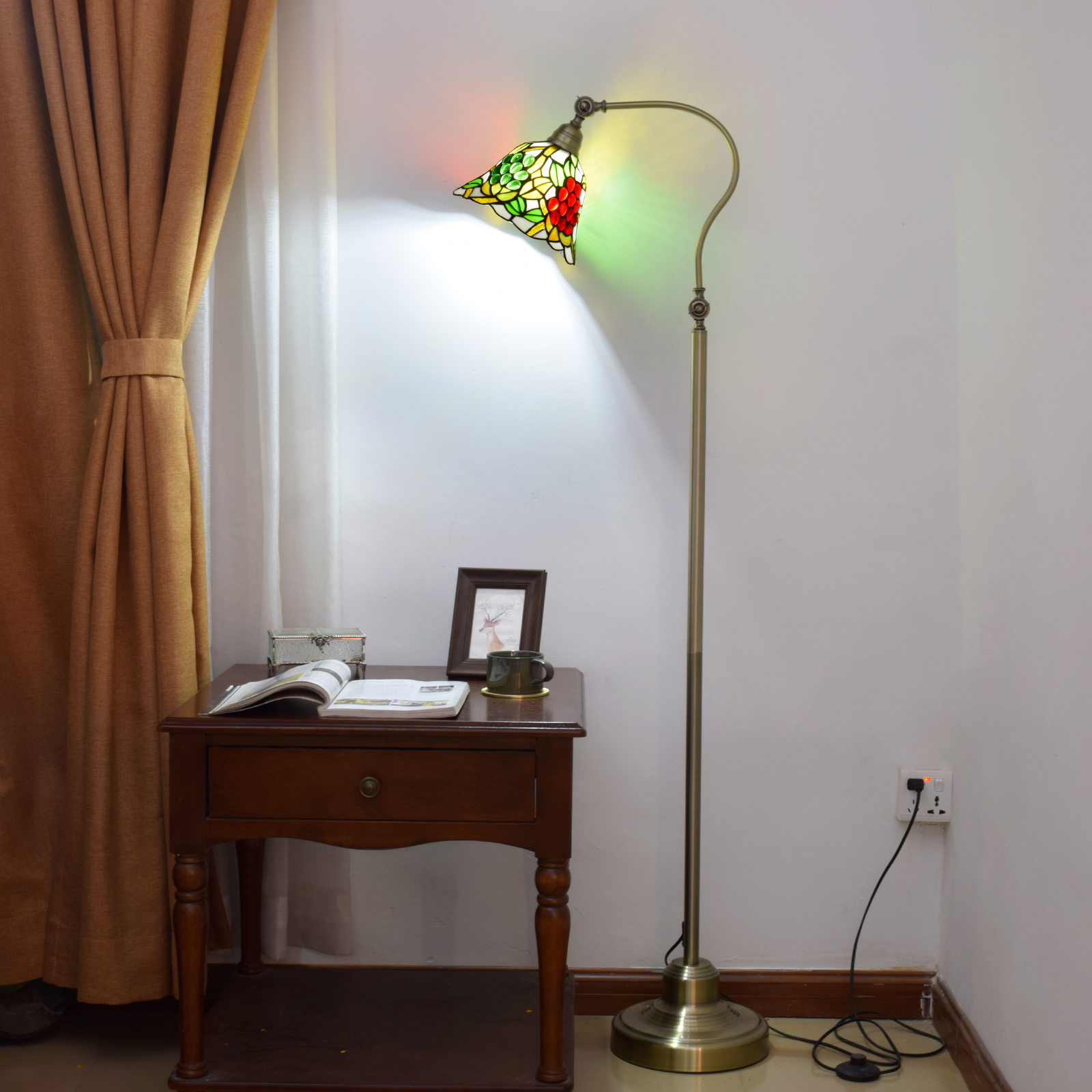 Blivuself Tiffany Traditional Retro Style Design 8-Inch White Red Green Two-Color Grapes Hand-Made Colored Glass Lamp Shade, Metal Floor Lamp Vertical Downward Adjustable Antique Craft Classical Art Atmosphere For Bedroom Living Room Office Study 8-Inch White Grapes - Downward Floor Lamp OFCP1045