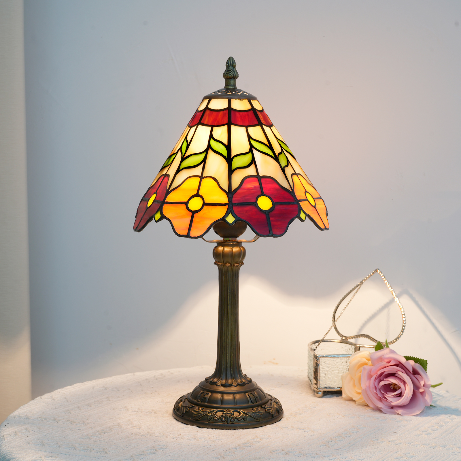 Blivuself Tiffany Table Lamp Vintage Country Style 8-Inch Orange-Red Two-Tone Floral Stained Glass Table Lamp For Bedroom Bedside Reading Light Office Dorm Bar Classic Art Style Home Decor 8-Inch Umbrella Two-Tone Floral Lamp OFU1199