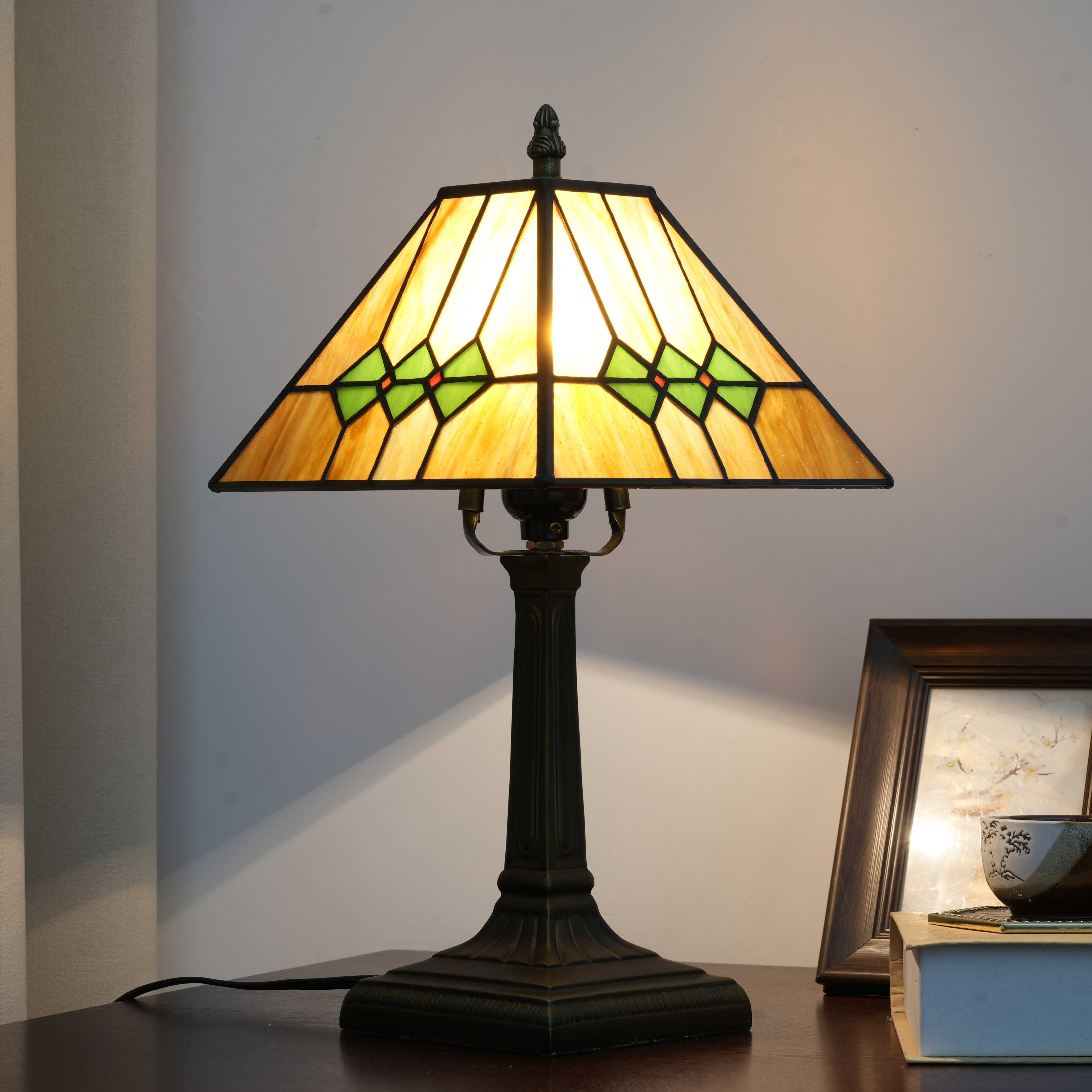 Blivuself Tiffany Table Lamp European Retro Style 8-Inch Green Diamond Yellow Bottom Square Hand-Made Stained Glass Lamp Shade, Classical Style Home Decoration, Suitable For Bedroom Living Room Office, 8-Inch Green Yellow Square Desk Lamp OFU1203