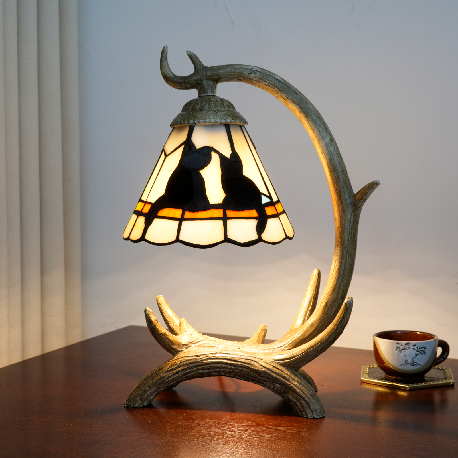 Blivuself Faux Antler Base Tiffany Table Lamp, Stained Glass Shade with Cat Silhouette, Rustic Farmhouse Nightstand Lamp, Vintage Accent Mood Lighting for Bedroom Living Room Cabin Home Decor, Pet Lover Gift<OFU1448>