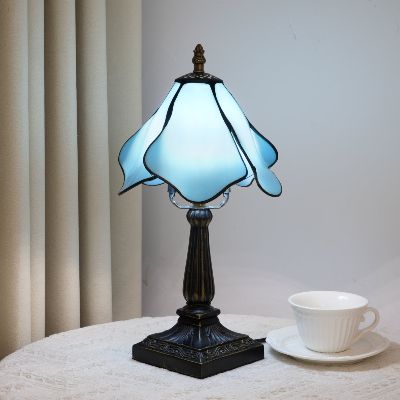 Blivuself Small Light Blue Lotus Tiffany Style Stained Glass Table Lamp, 8 Inch Floral Nightstand Light, Vintage Boho Decorative Lamp for Bedroom, Living Room, Apartment, and Home Office OFU1441