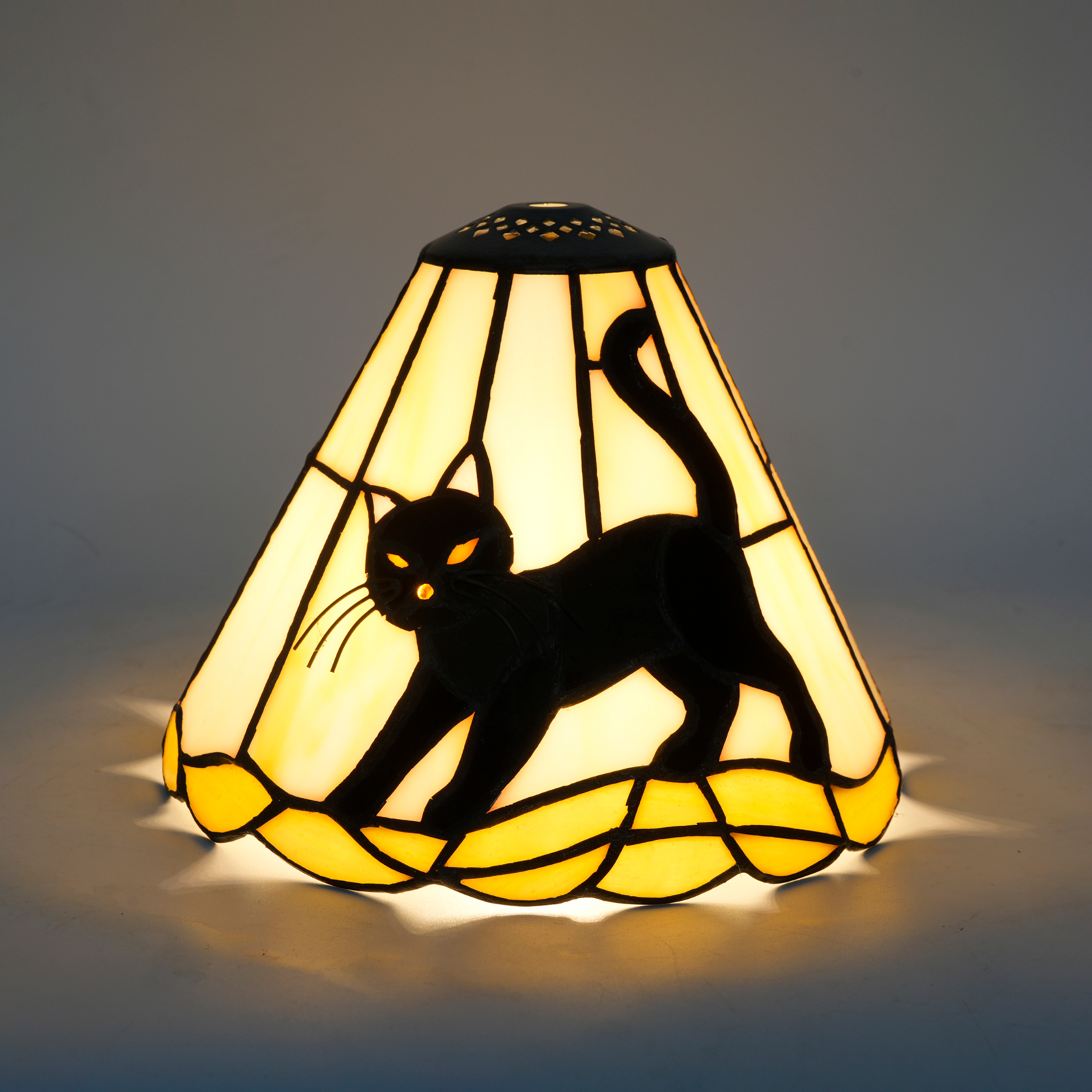 Blivuself Vintage Tiffany Style Black Cat Lamp Shade, 8 Inch Handcrafted Stained Glass Replacement Shade, Whimsical Halloween Cat Pattern Light Cover, Fits Standard Table Lamps, Pendant Lights, and Sconces for Spooky Home Decor DZ08095X