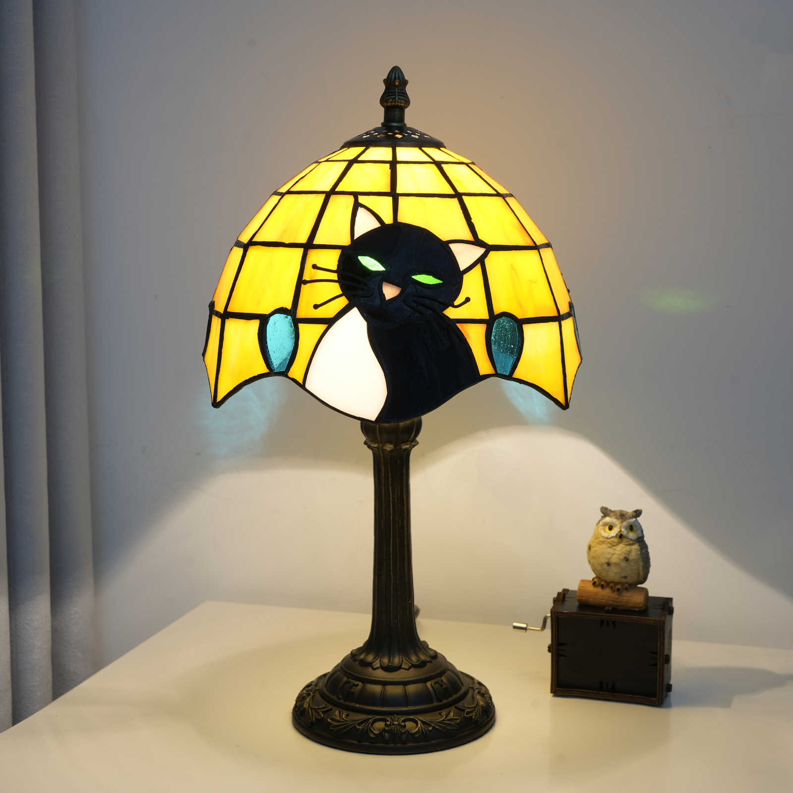 Blivuself Tiffany Retro-Style Table Lamp, 8-Inch Black And White Cat-Patterned Bedside Lamp, Handcrafted Stained Glass Lampshade, Suitable For Home Decoration Artworks Such As Dormitories, Bedrooms And Living Rooms（OFU1260）