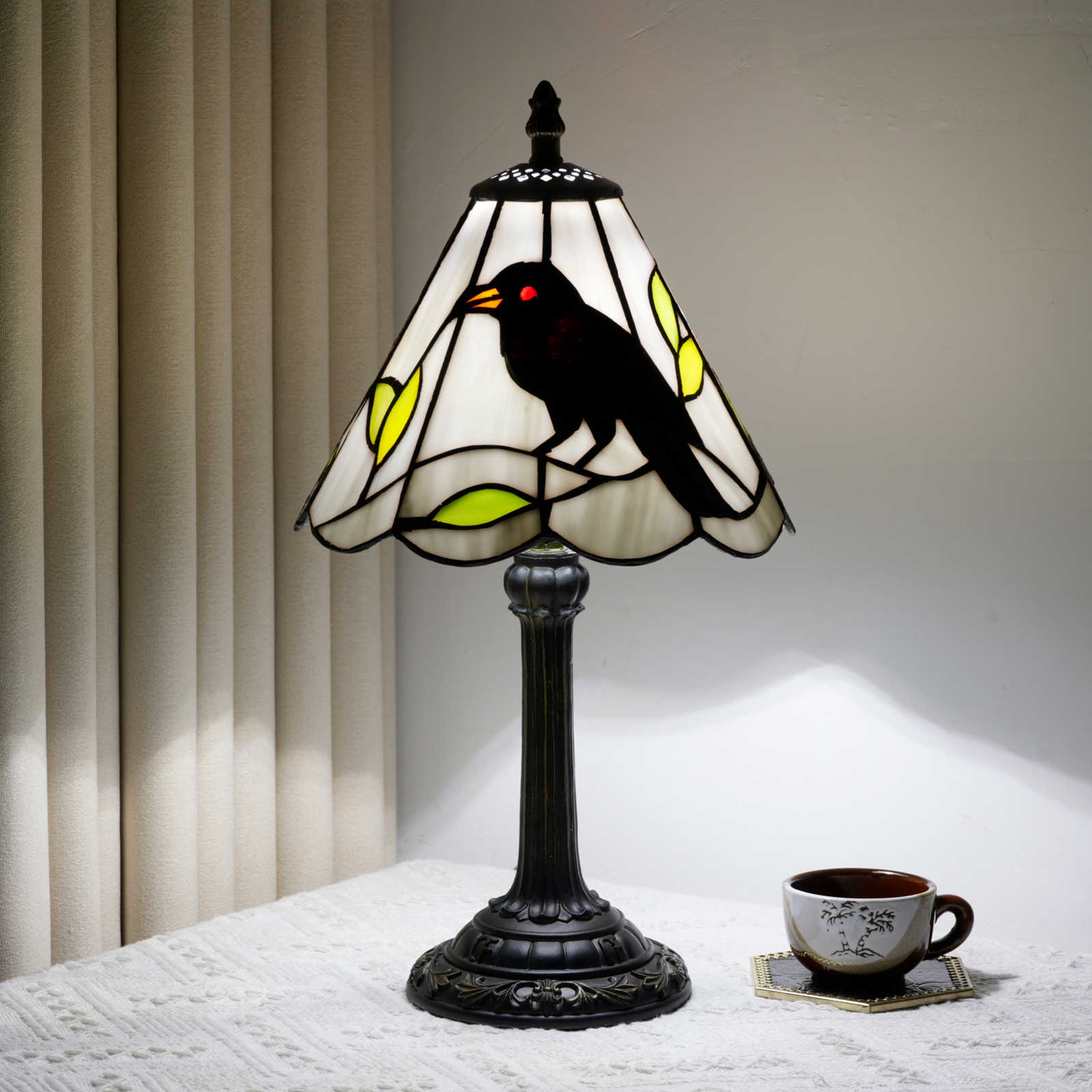 Blivuself Tiffany Style Handmade Creative Stained Glass Table Lamp Black Crow Adapted To The Bedroom Dormitory Dining Room And Other Traditional Retro Style Bedside Lamp Home Decoration Classical Art Process OFU1384