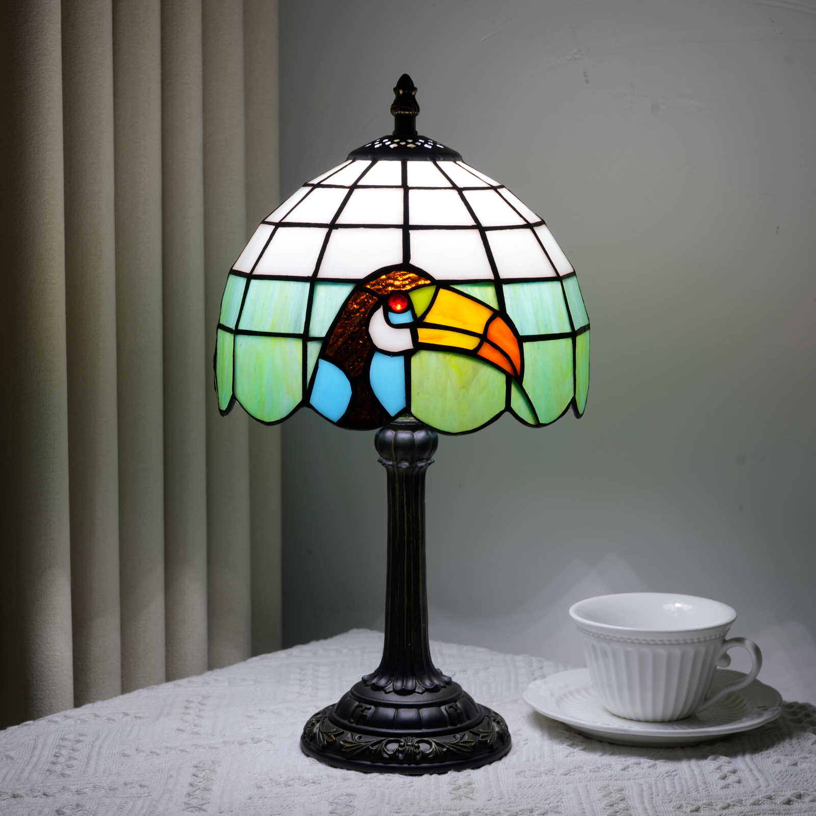 Blivuself Tiffany Lamp 8 Inch Stained Glass Table Lamp Classic Art Style Toucan Warm Color Lighting Eye Protection Reading Lamp Suitable For Study Bedroom Dining Room Office Tiffany Retro Style Home Decoration（OFU1322）