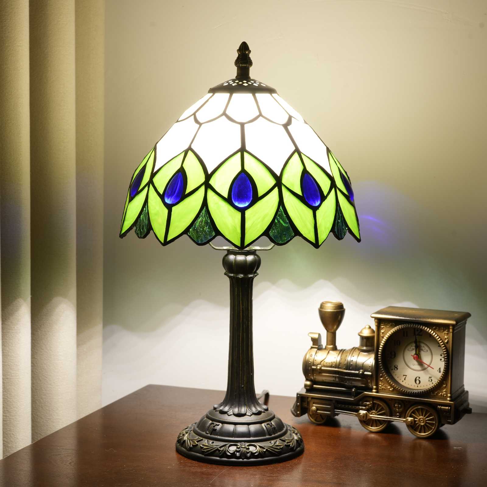 Blivuself Tiffany Stained Glass Table Lamp，8-Inch Victorian-Style Green And White Peacock Feather Design Bedside Lamp, Handcrafted Glass Lampshade, Suitable For Home Decoration Artworks Such As Dormitories, Bedrooms And Living Rooms（OFU1269）