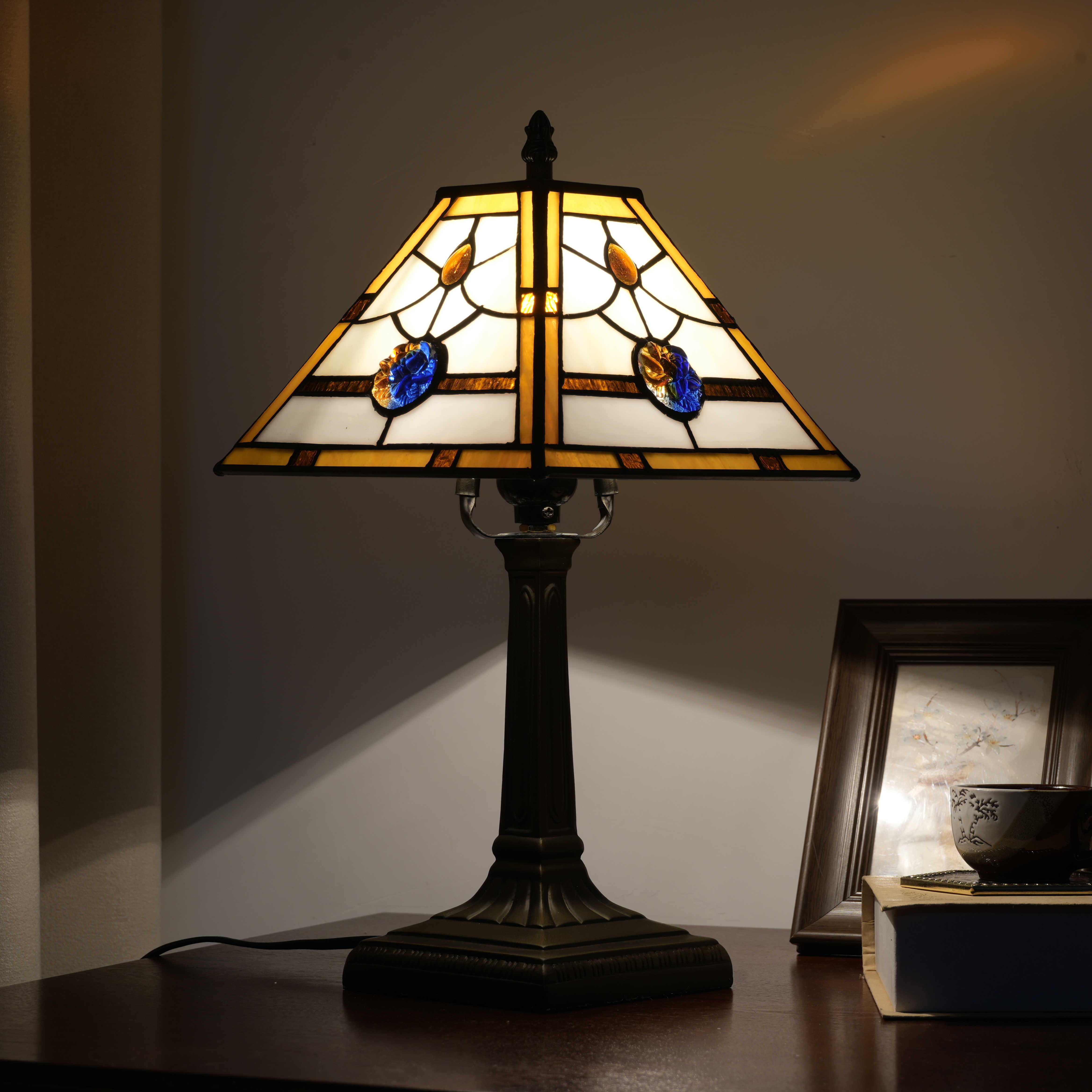 Blivuself Tiffany Desk Lamp Medieval Style 8 Inch Red Rose Bead Square Hand-Made Stained Glass Lamp Shade, Classical Style Home Decoration, Suitable For Bedroom Living Room Office, 8 Inch Rose Square Desk Lamp OFU1202