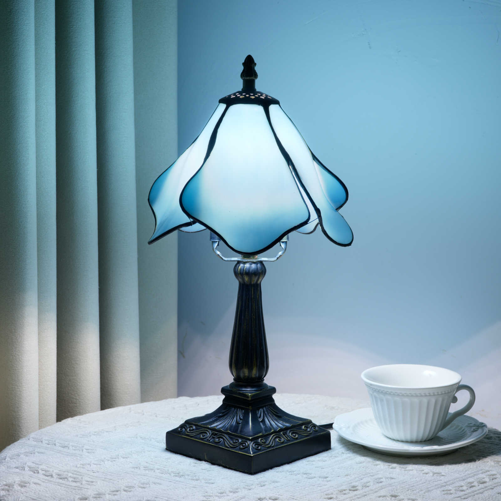 Blivuself Small Light Blue Lotus Tiffany Style Stained Glass Table Lamp, 8 Inch Floral Nightstand Light, Vintage Boho Decorative Lamp for Bedroom, Living Room, Apartment, and Home Office OFU1441