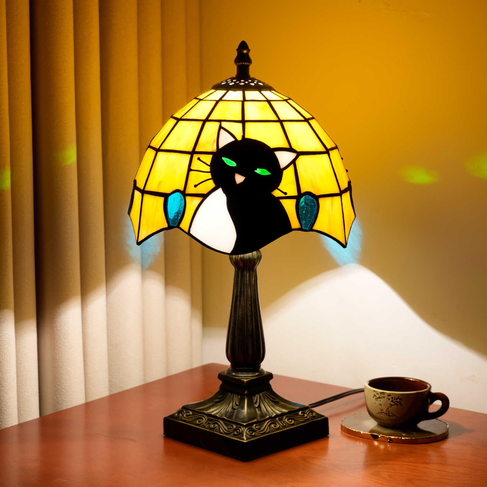 Blivuself  Black Cat Tiffany Style Table Lamp, 8 Inch Yellow Stained Glass Shade With Antique Bronze Base, Suitable For Bedroom Sitting Room Dining-Room Warmth Household Atmosphere<OFU1414>