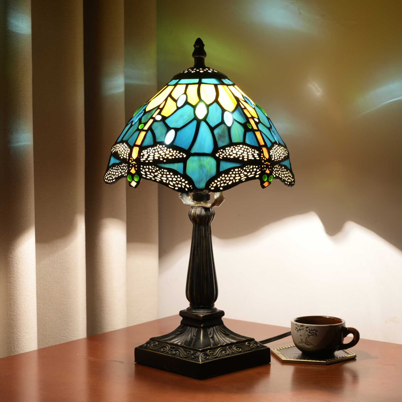 Blivuself Retro Art Deco Dragonfly Table Lamp, 8 Inch Handmade Stained Glass Shade Antique Finish Bedside  Desk Lamp Suitable for bedrooms - creating a cozy and homely atmosphere in the bedroom<OFU1402>