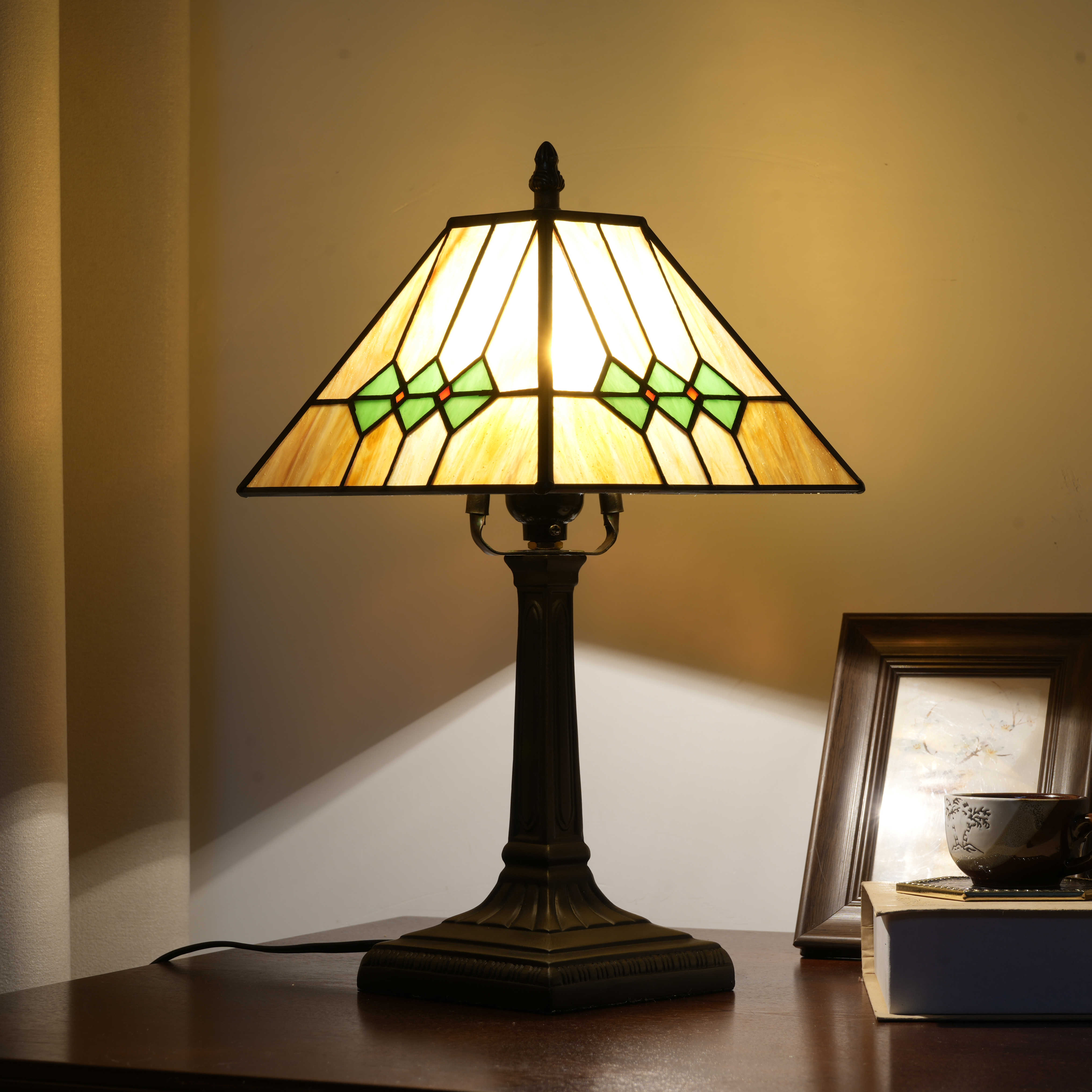 Blivuself Tiffany Table Lamp European Retro Style 8-Inch Green Diamond Yellow Bottom Square Hand-Made Stained Glass Lamp Shade, Classical Style Home Decoration, Suitable For Bedroom Living Room Office, 8-Inch Green Yellow Square Desk Lamp OFU1203