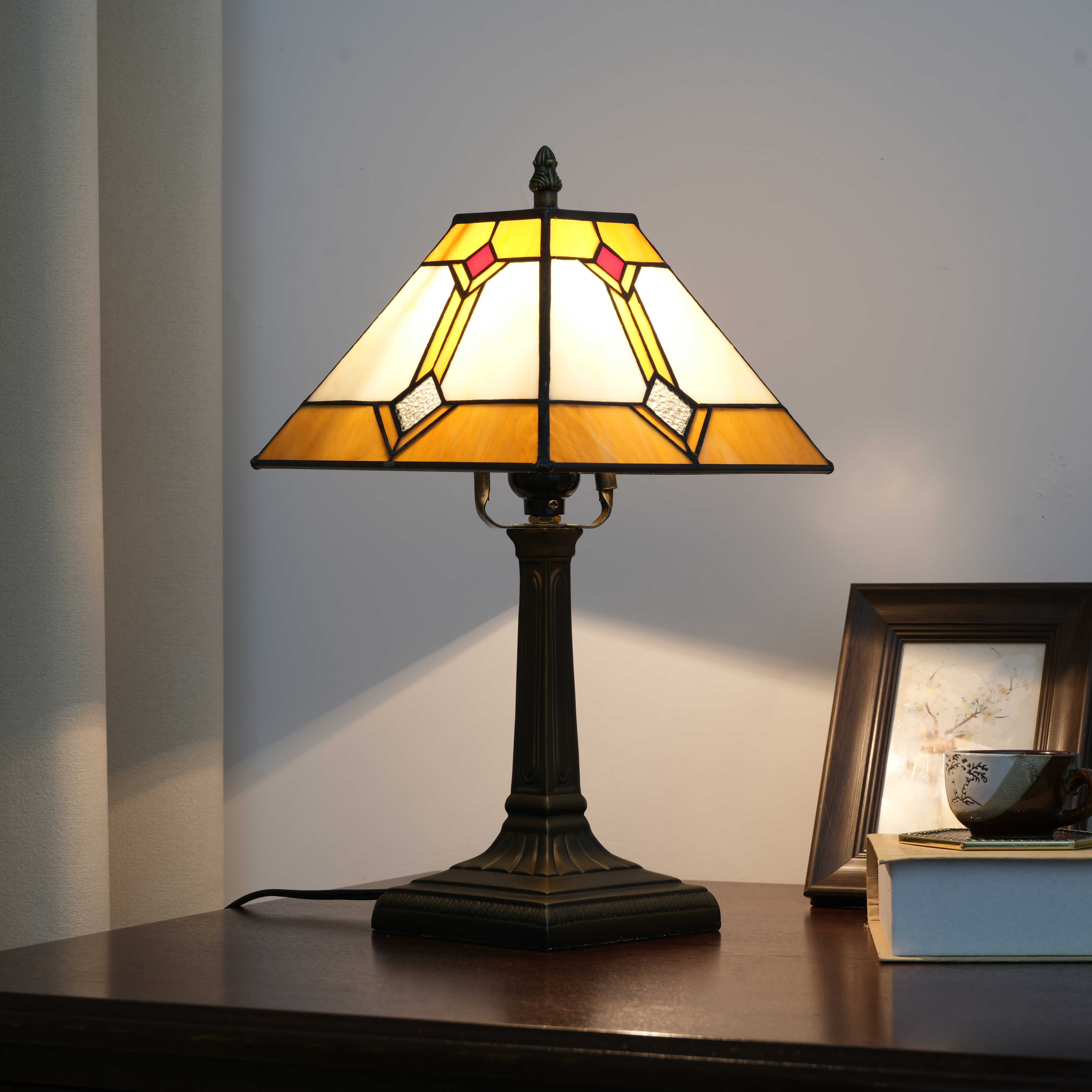 Blivuself Tiffany Table Lamp European Retro Style 8 Inch Yellow Bottom Line Square Handmade Stained Glass Lampshade, Classic Style Home Decoration, Suitable For Bedroom Living Room Office, 8 Inch Warm Red Square Table Lamp OFU1204