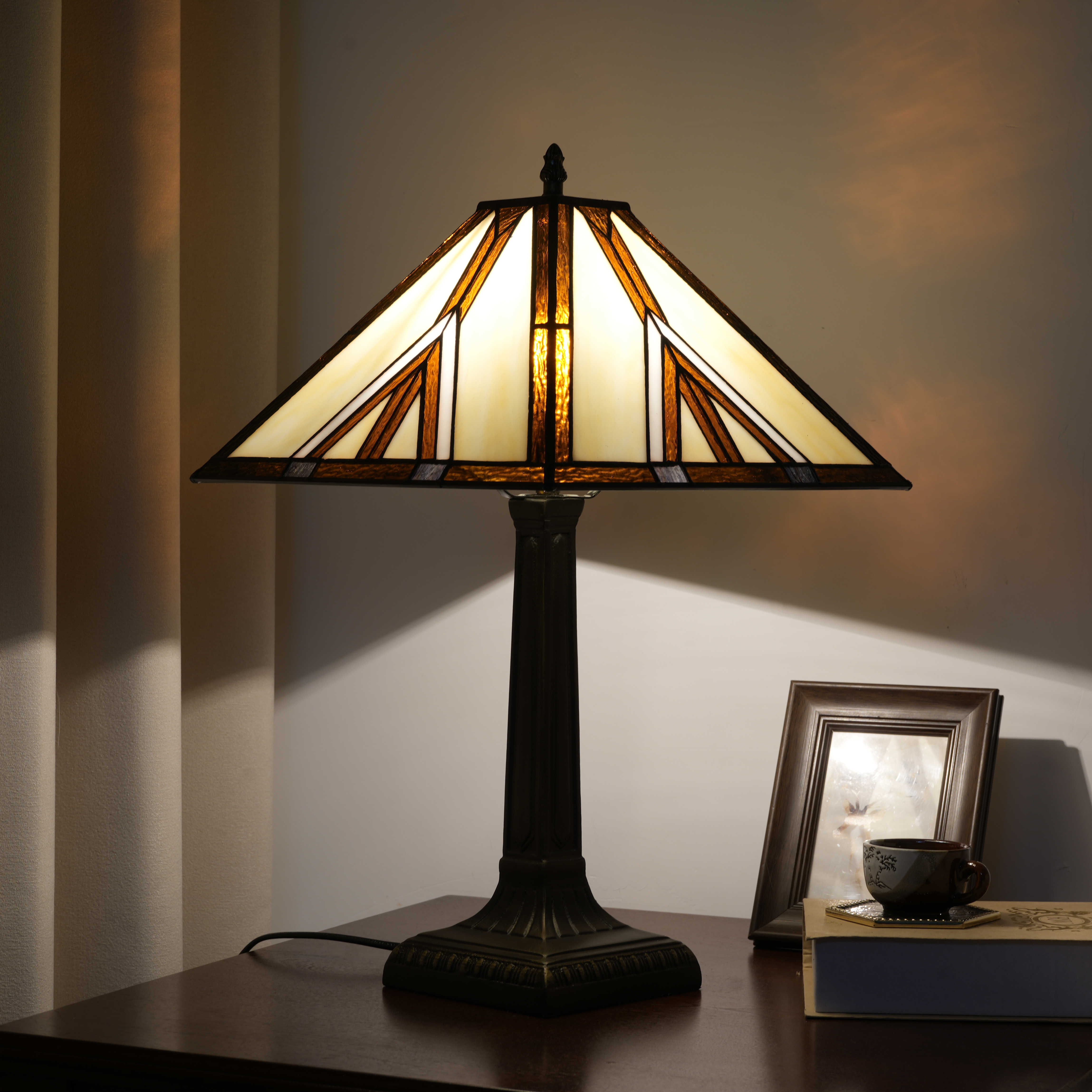 Blivuself Tiffany Table Lamp Traditional Country Style 16 Inch Brown Triangular Square Hand Stained Glass Lamp Shade, Light Luxury Style Interior Lighting Eye Protection Reading Lamp, Suitable For Bedroom, Dining Room, Office, Etc., 16 Inch Triangular Square Table Lamp OFT1263