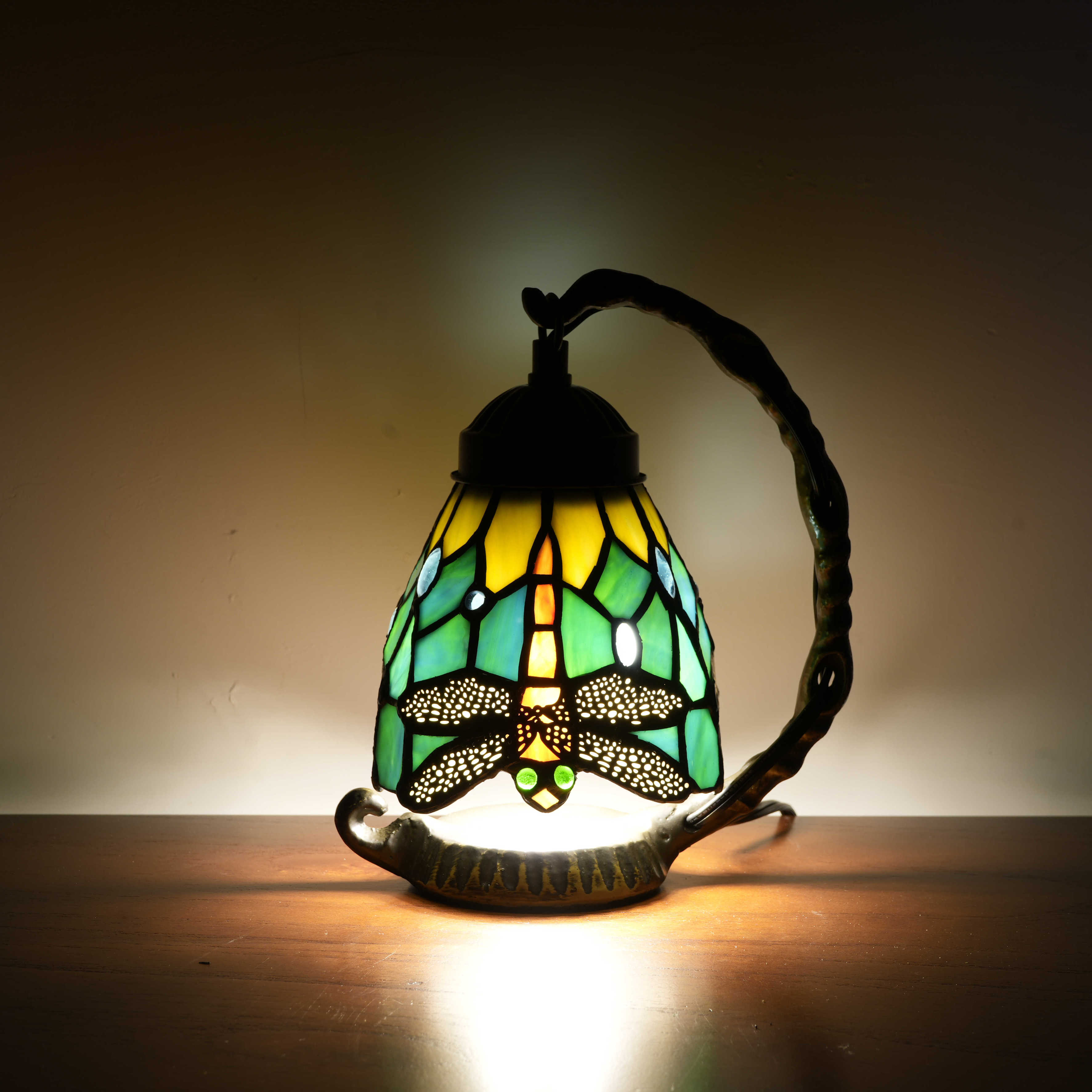 Blivuself Tiffany Desk Lamp Victorian Style Green Background Yellow Dragonfly Design Handmade Stained Glass Lampshade, Suitable For Bedroom Library Living Room, Warm Warm Atmosphere Mini Nightlight Home Decoration, Mini Green Yellow Dragonfly Nightlight OFU1210