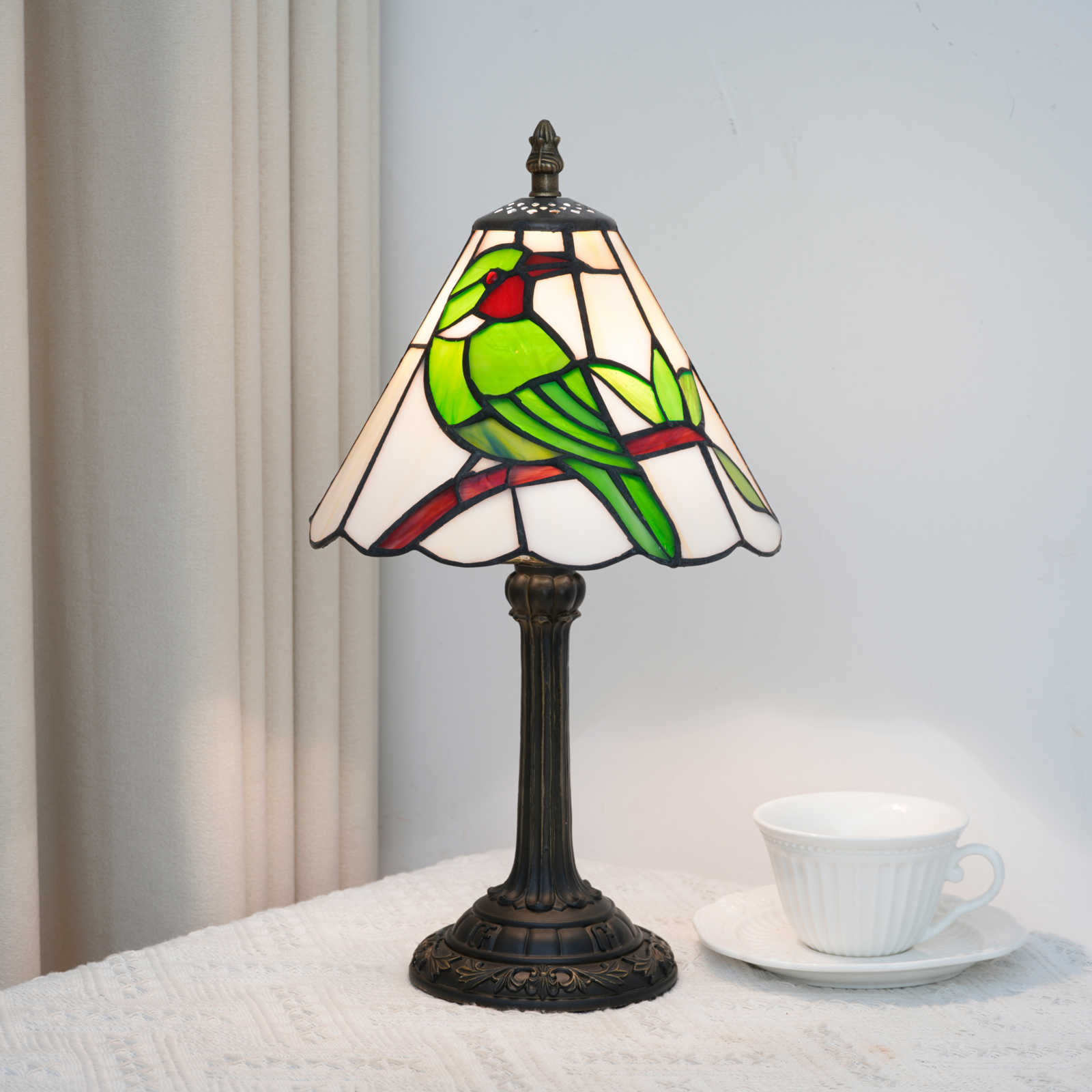 Blivuself Tiffany Lamp Fresh Green Kingfisher Handmade Copper Foil Soldering Tin Stained Glass Desk Lamp 8 Inch Vintage Resin Lamp Post Handmade Color Glass Perch Kingfisher Pattern Art Deco Desk Lamp Homestay Tea Room Healing Retro Tabletop Decorative Lamp (OFU1454)