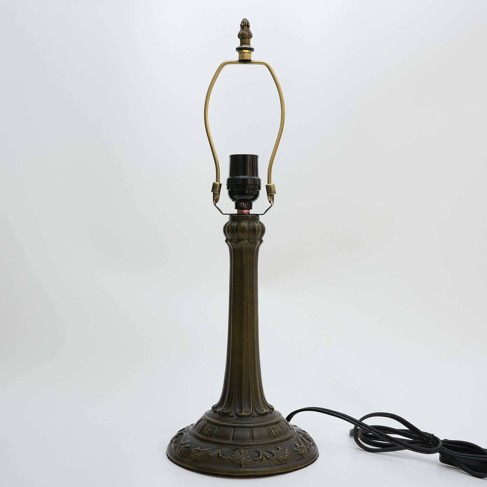 Blivuself Retro Aluminum Alloy Base, Bronze Carved Decorative Table Lamp Holder E26/E27 Base Diy Replacement Lamp Holder Is Suitable For Painted Glass Lampshade, Bedroom Living Room Office Desktop Lighting Table Lamp Accessories European Classic Home Decoration 1pcs OFB09