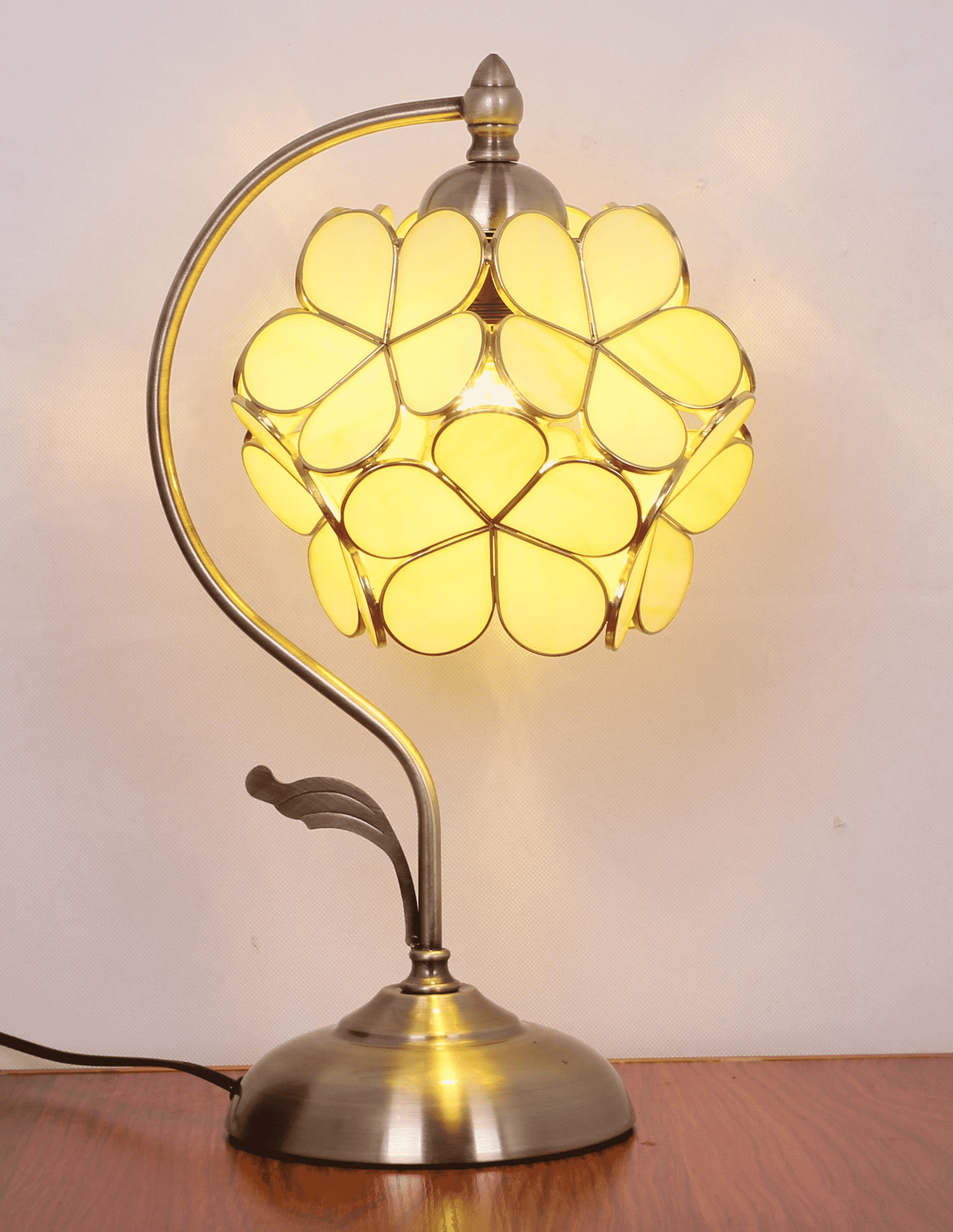 Blivuself Tiffany‑Style Beige Clover Petal Table Lamp Antique Brass Curved Metal Stand Beige Stained Glass Flower Shade Vintage Floral Accent Desk Lamp Decorative Flower Table Light For Bedroom Nightstand Bedside Table Living Room & Cream Cottage Home Decor OFT10060