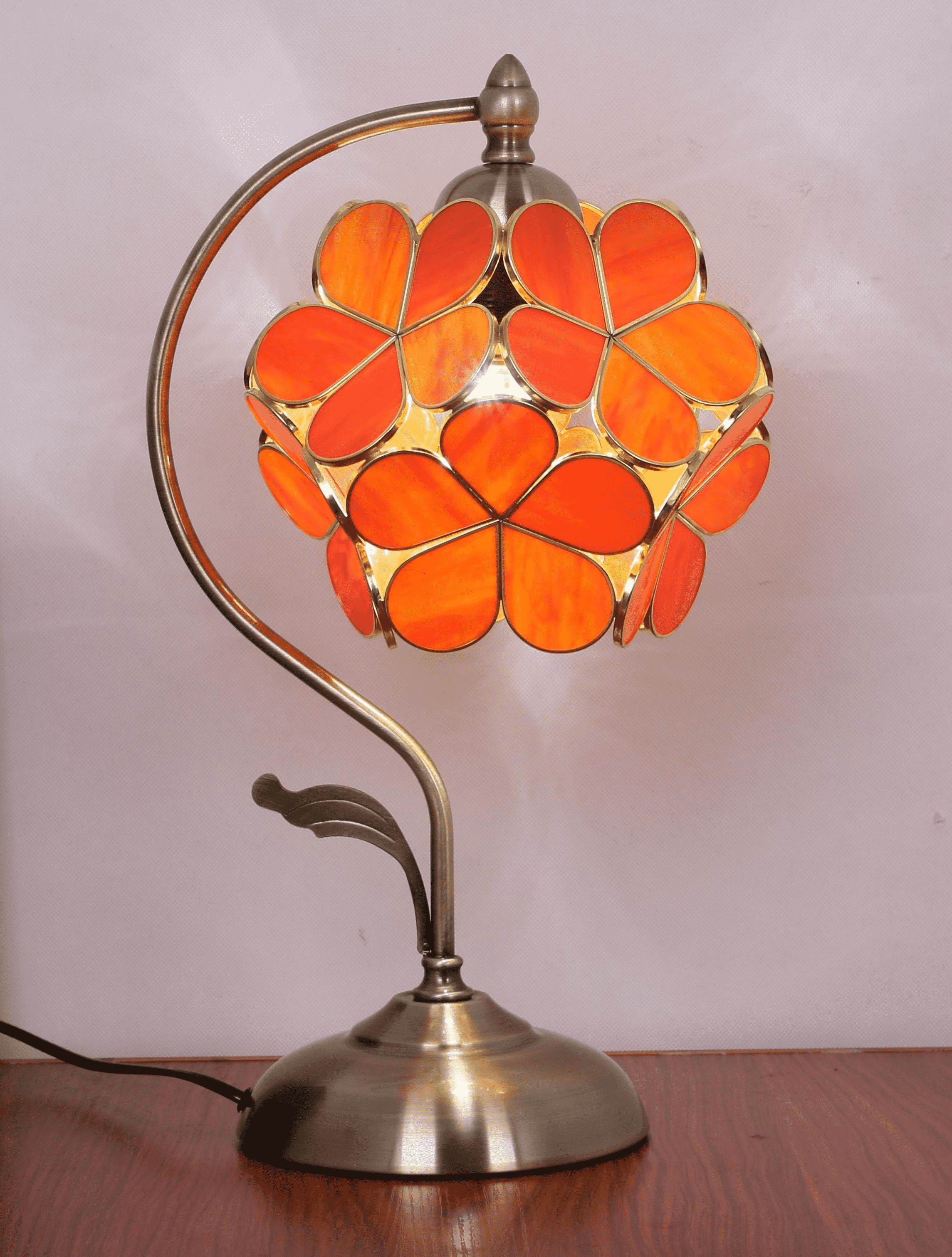 Blivuself Tiffany‑Style Orange Clover Petal Table Lamp Antique Brass Curved Metal Stand Orange Stained Glass Flower Shade Vintage Floral Accent Desk Lamp Decorative Flower Table Light For Bedroom Nightstand Bedside Table Living Room Warm Retro Home Decor OFT10061
