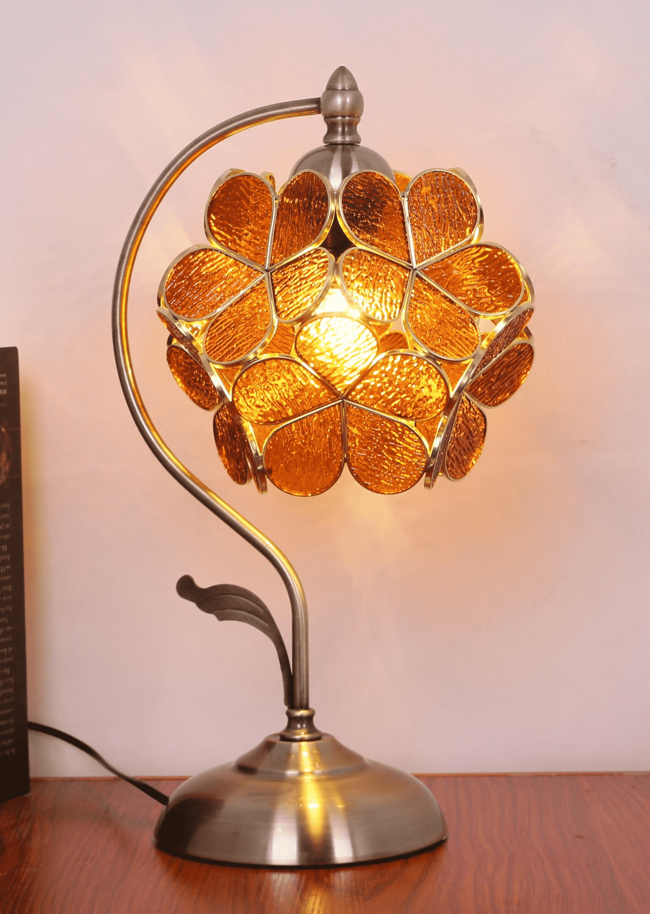 Blivuself Tiffany‑Style Amber Clover Petal Table Lamp Antique Brass Curved Metal Stand Amber Stained Glass Flower Shade Vintage Floral Accent Desk Lamp Decorative Flower Table Light For Bedroom Nightstand Bedside Table Living Room Warm Retro Home Decor OFT10063