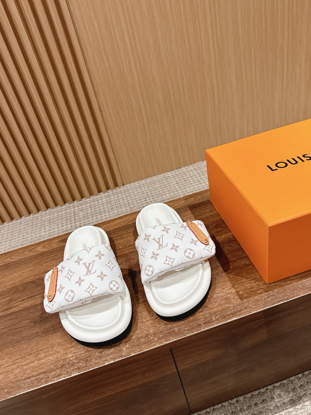 Louis Vuitton Pool Pillow Comfort denim slippers white
