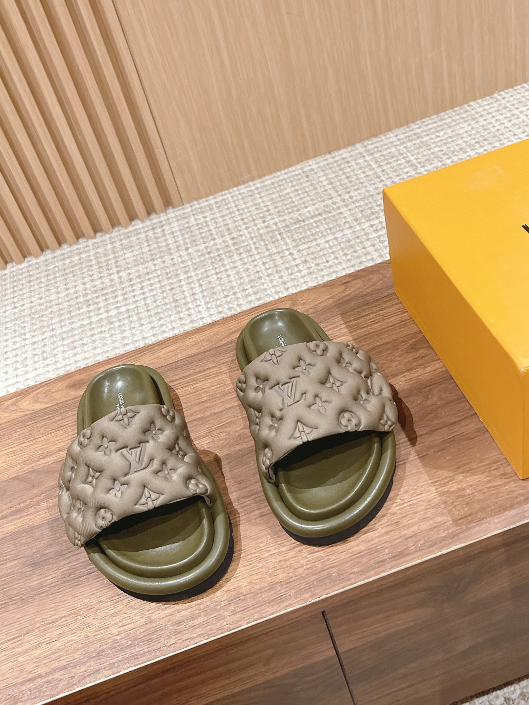 Louis Vuitton flat bottomed fashionable slippers green