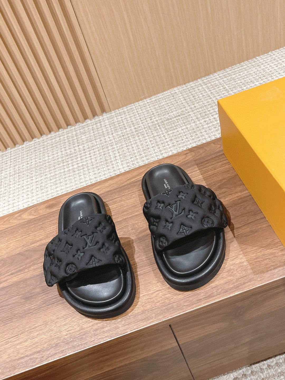 Louis Vuitton flat bottomed fashionable slippers black