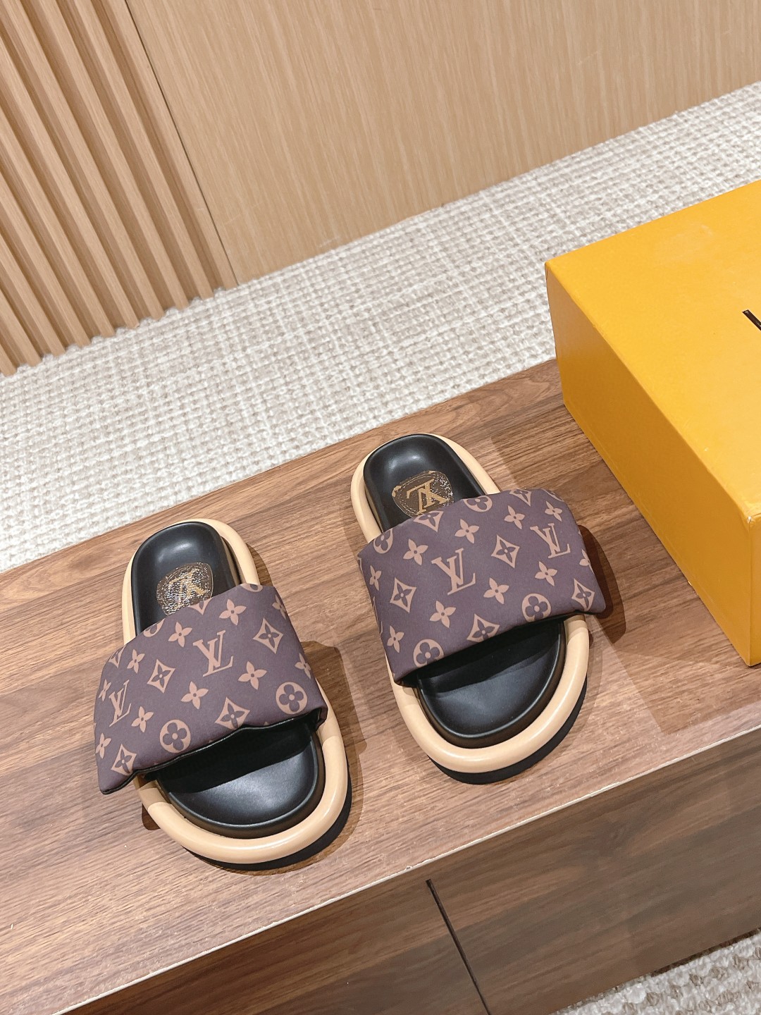 Louis Vuitton flat bottomed fashionable slippers dark brown