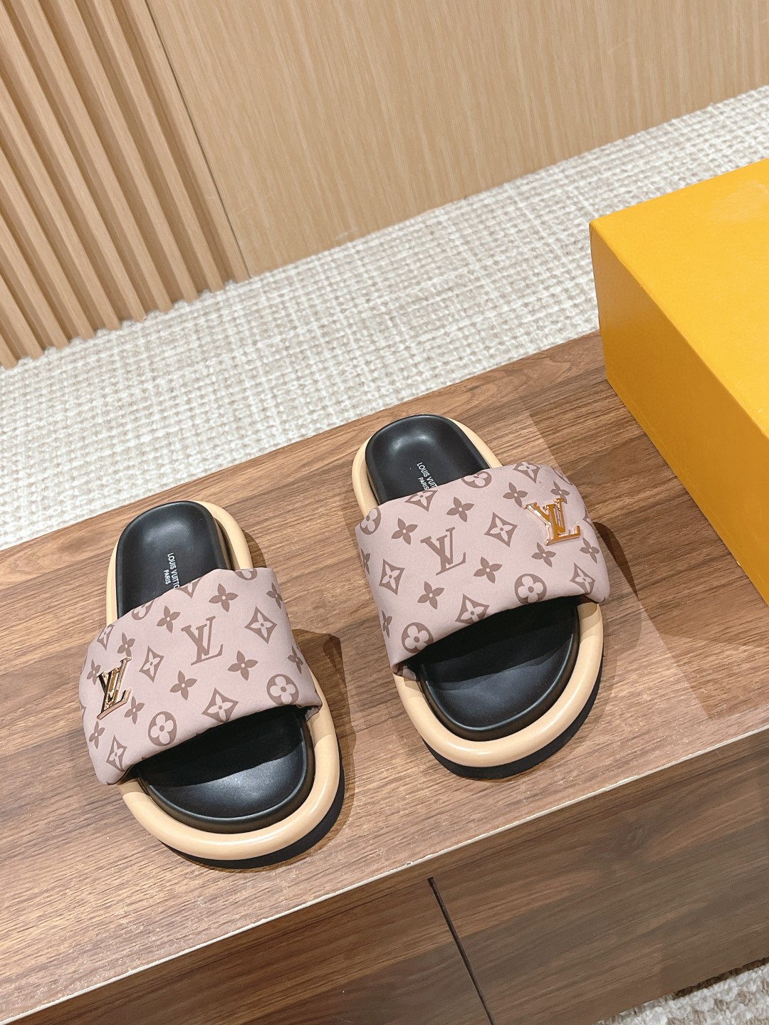 Louis Vuitton flat bottomed fashionable slippers Light brown