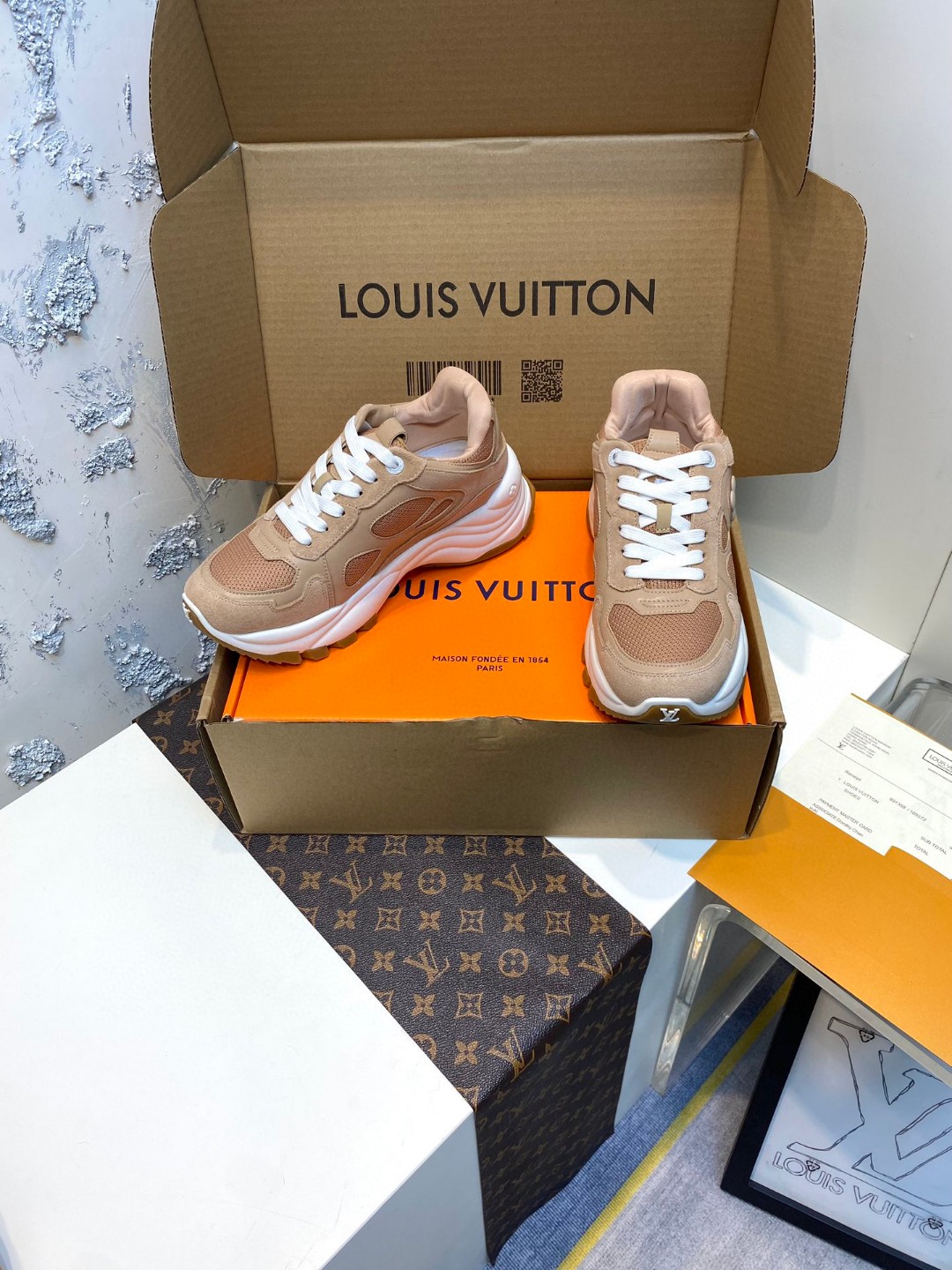 Louis Vuitton Run 55 sneakers light brown
