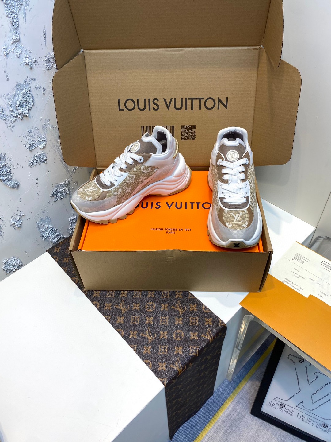 Louis Vuitton Run 55 sneakers white brown