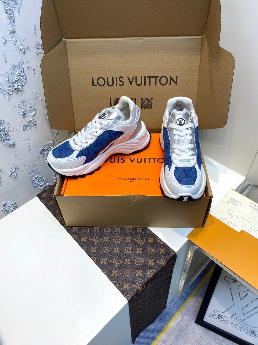 Louis Vuitton Run 55 sneakers white blue