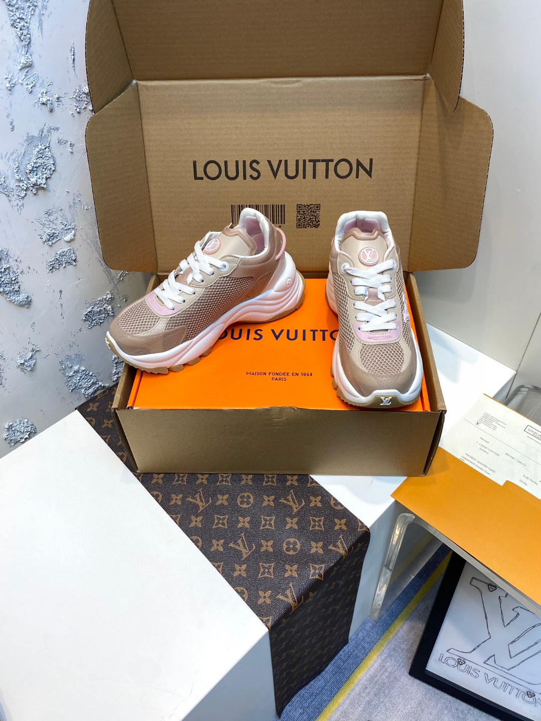 Louis Vuitton Run 55 sneakers golden