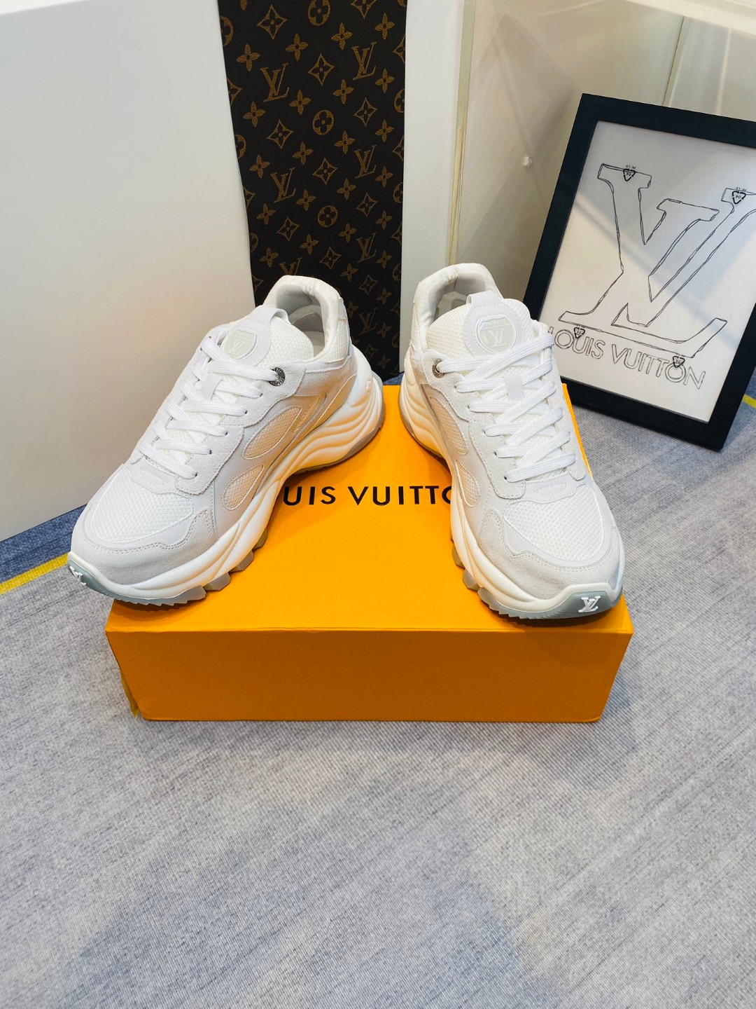 Louis Vuitton Run 55 flowers sneakers white