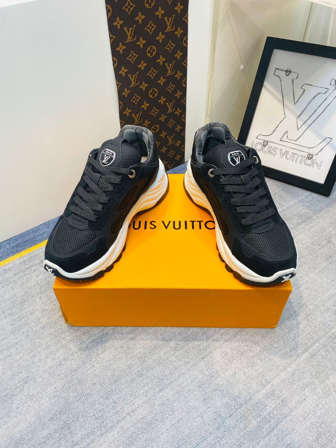Louis Vuitton Run 55 flowers sneakers black