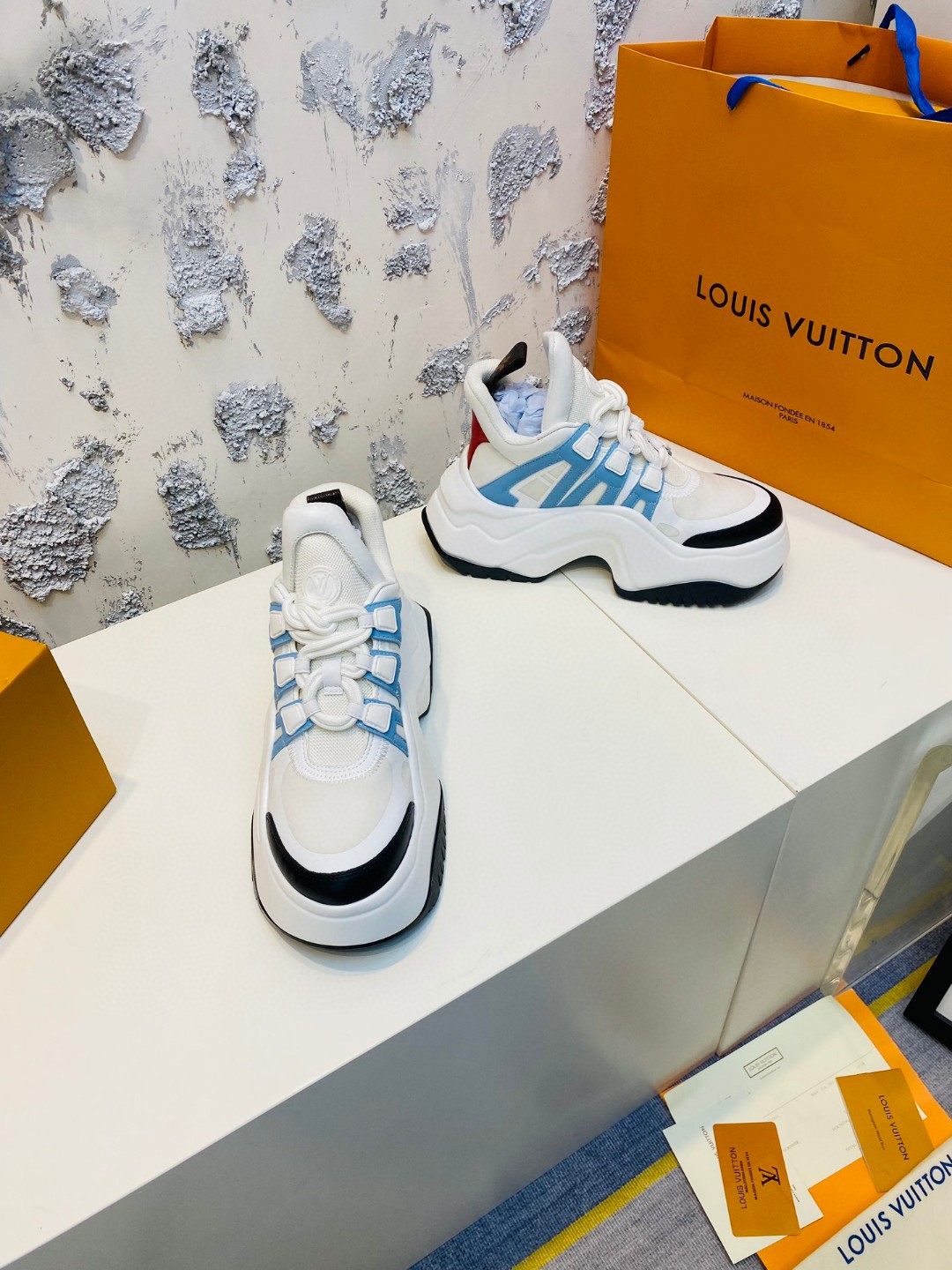 Louis Vuitton Cruise Archlight blue white