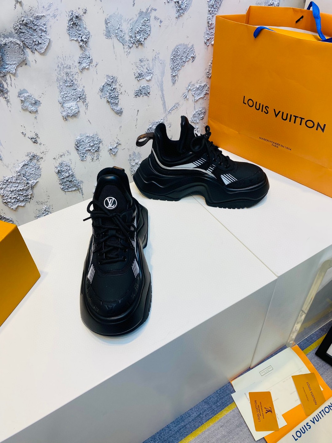 Louis Vuitton Cruise Archlight black silvery