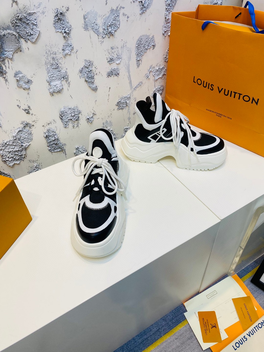 Louis Vuitton Cruise Archlight tie black white