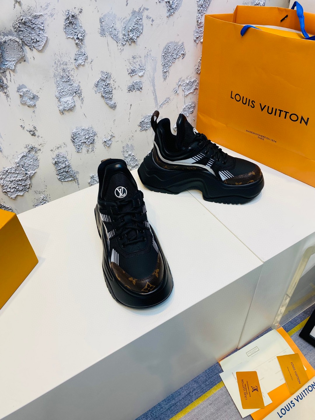 Louis Vuitton Cruise Archlight black brown