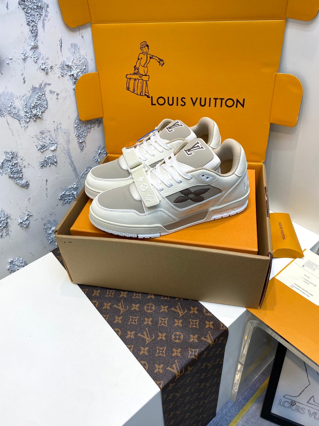Louis Vuitton Skate Clover sneakers white grey