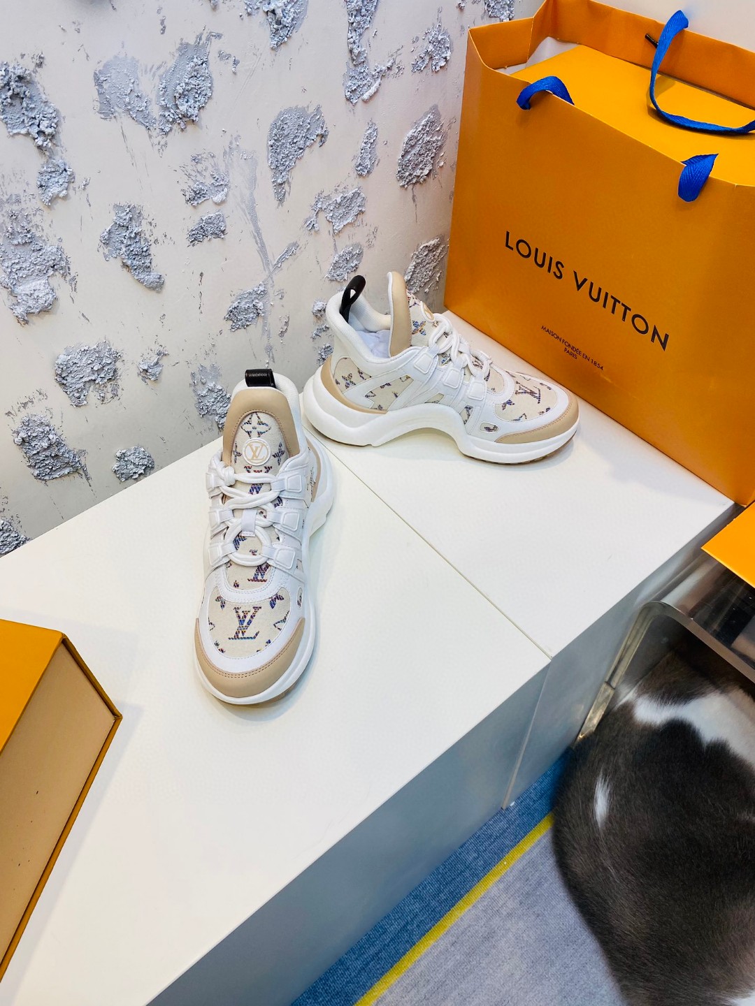 Louis Vuitton Cruise Archlight logo white brown