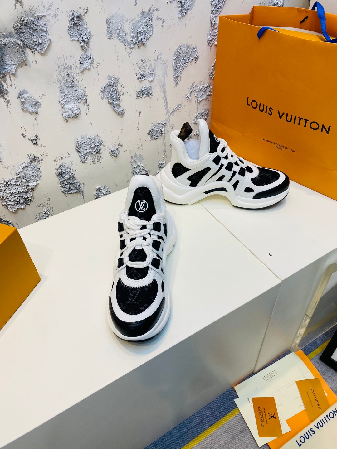 Louis Vuitton Cruise Archlight logo black white