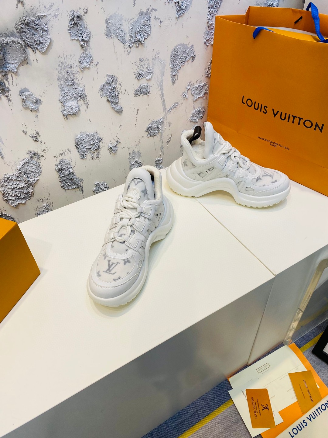 Louis Vuitton Cruise Archlight logo white